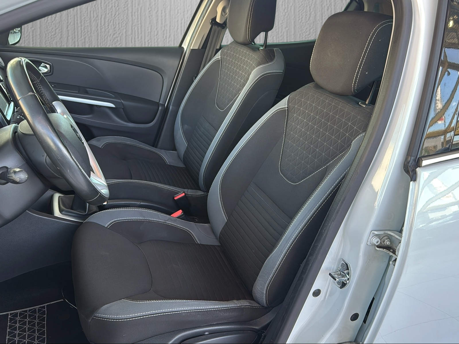 RENAULT Clio 0.9 12V Swiss Edition*Panoramadach*-image-7