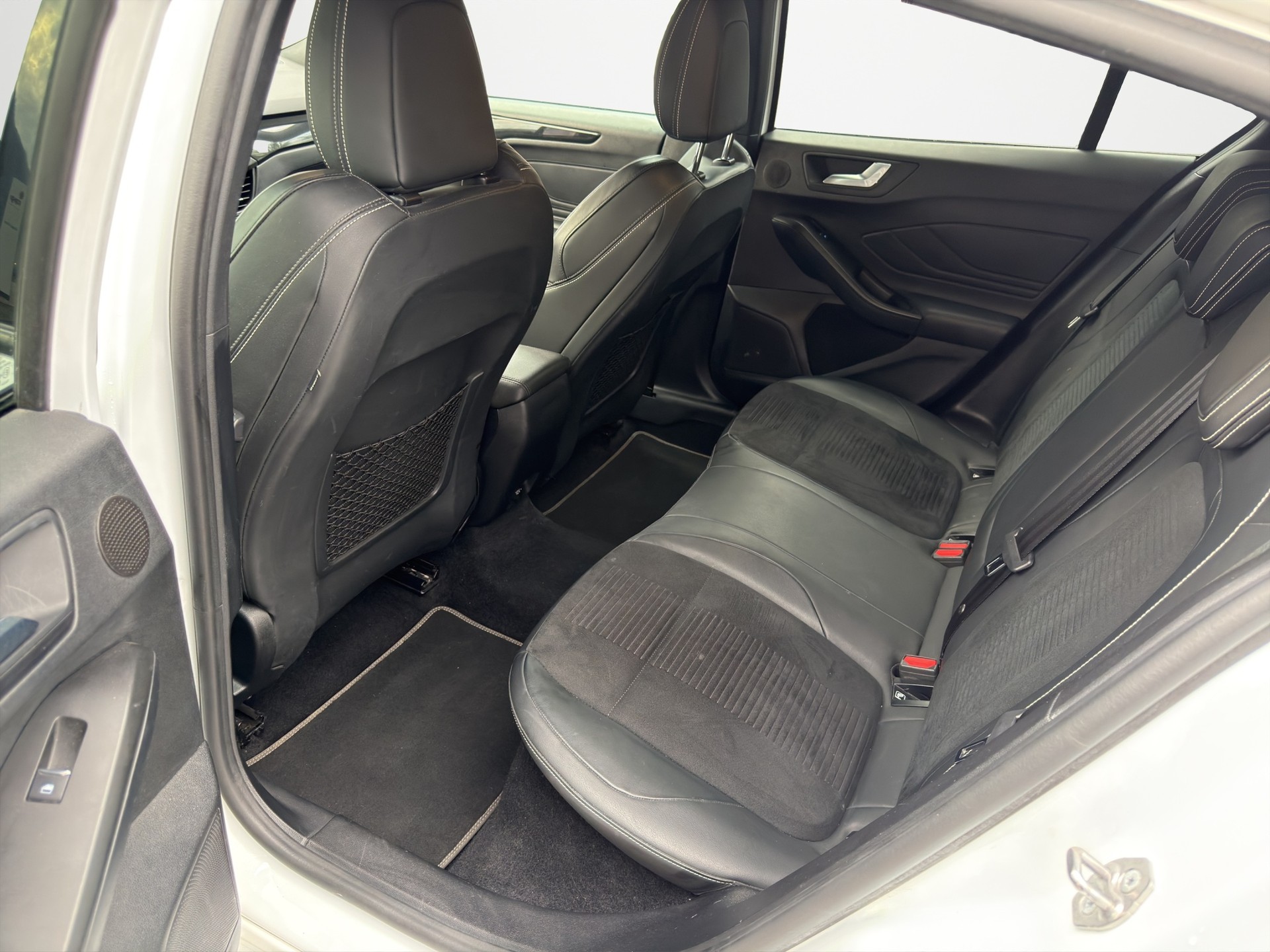 FORD Focus ST 2.3 EcoBoost-image-10