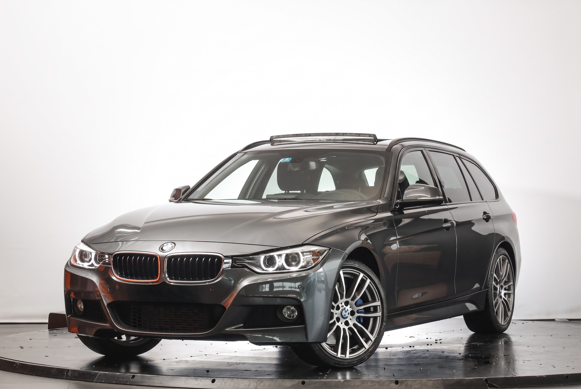BMW 335i xDrive Touring Steptronic • Navigation Professional • Caméra de recul • Accès confort-image-3