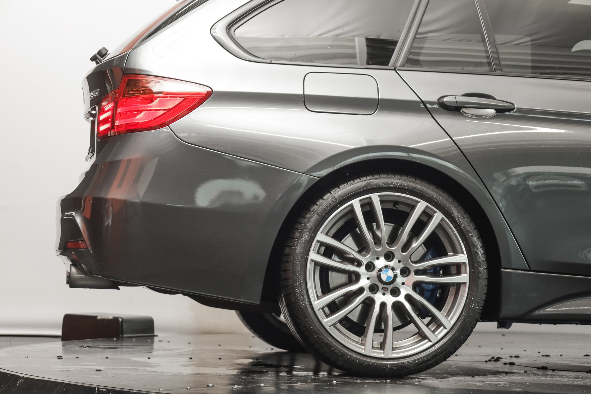 BMW 335i xDrive Touring Steptronic • Navigation Professional • Caméra de recul • Accès confort-image-9