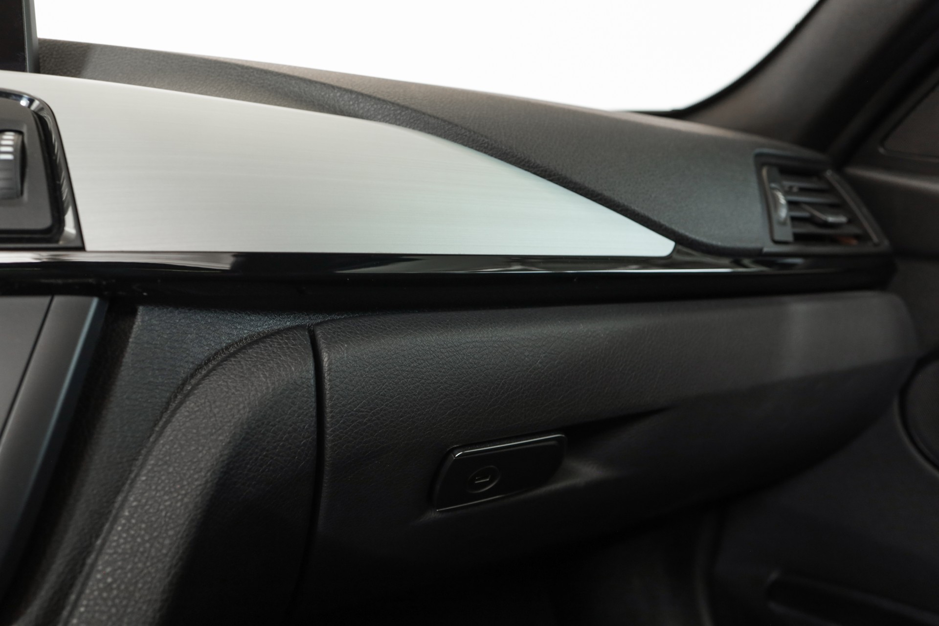 BMW 335i xDrive Touring Steptronic • Navigation Professional • Caméra de recul • Accès confort-image-26