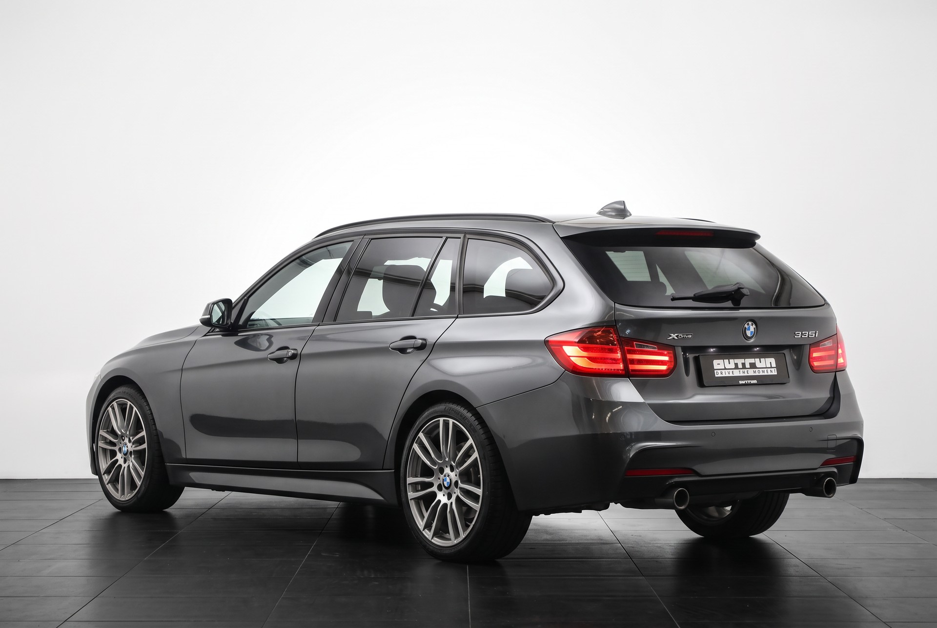 BMW 335i xDrive Touring Steptronic • Navigation Professional • Caméra de recul • Accès confort-image-4