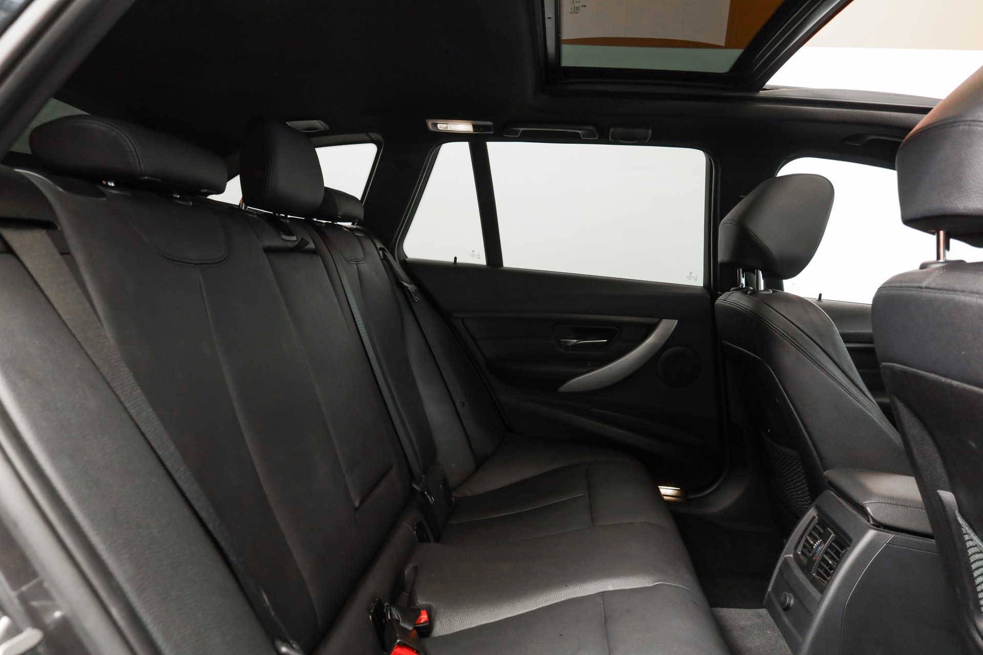 BMW 335i xDrive Touring Steptronic • Navigation Professional • Caméra de recul • Accès confort-image-14