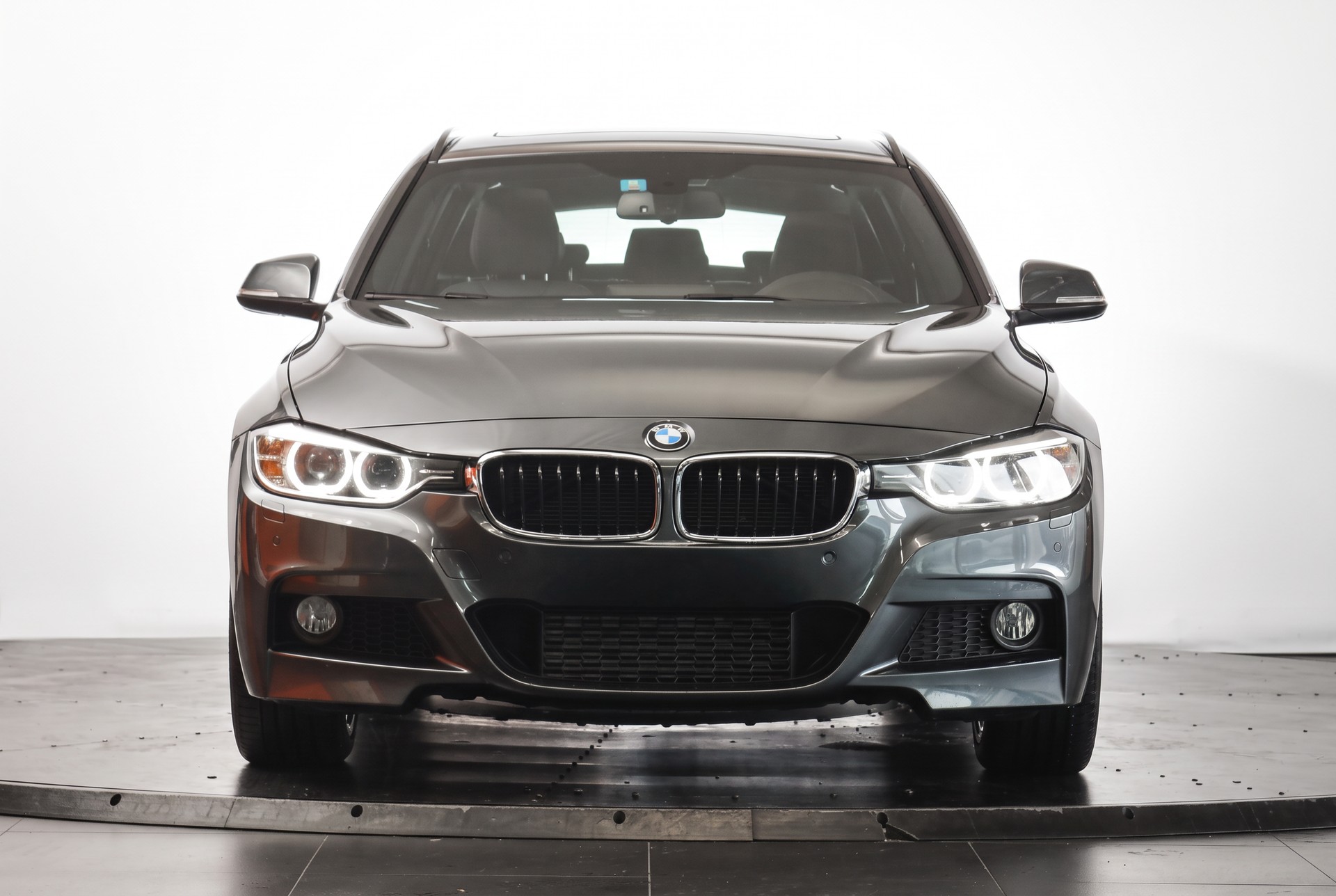 BMW 335i xDrive Touring Steptronic • Navigation Professional • Caméra de recul • Accès confort-image-1