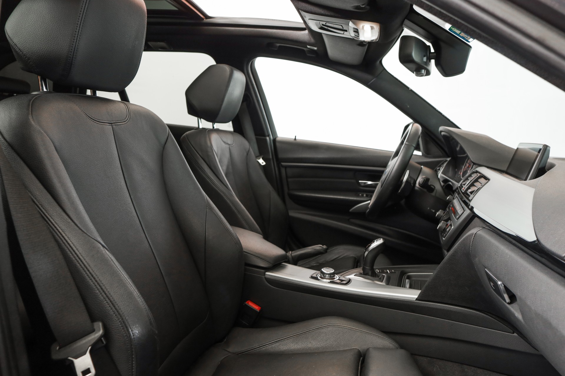 BMW 335i xDrive Touring Steptronic • Navigation Professional • Caméra de recul • Accès confort-image-13