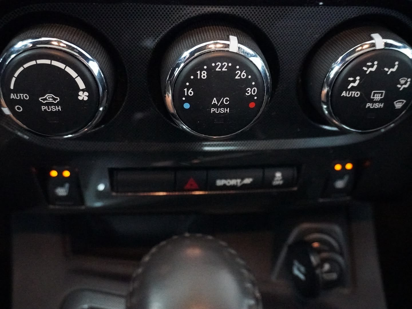 DODGE Challenger 3.6 V6 Rally Red Line-image-9
