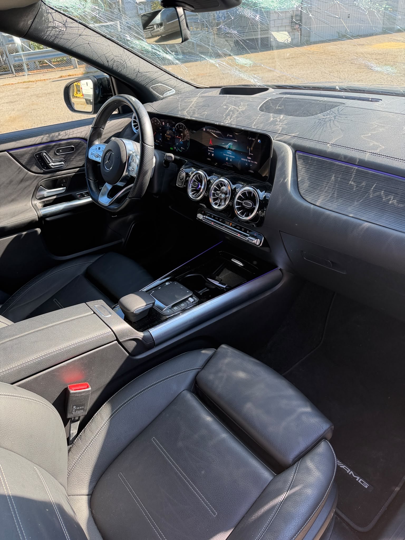 MERCEDES-BENZ GLA 250e AMG Line 8G-DCT-image-8