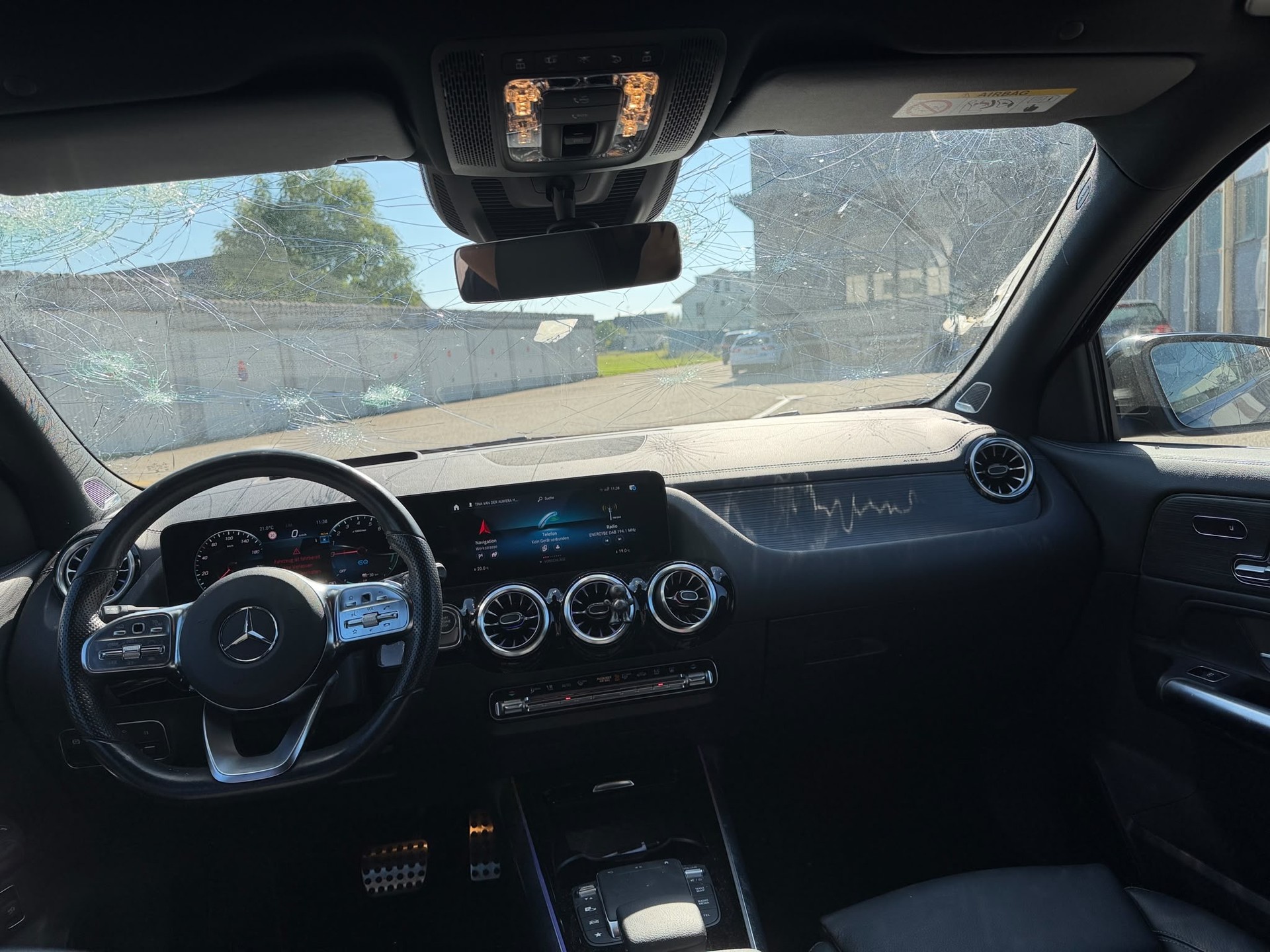 MERCEDES-BENZ GLA 250e AMG Line 8G-DCT-image-9