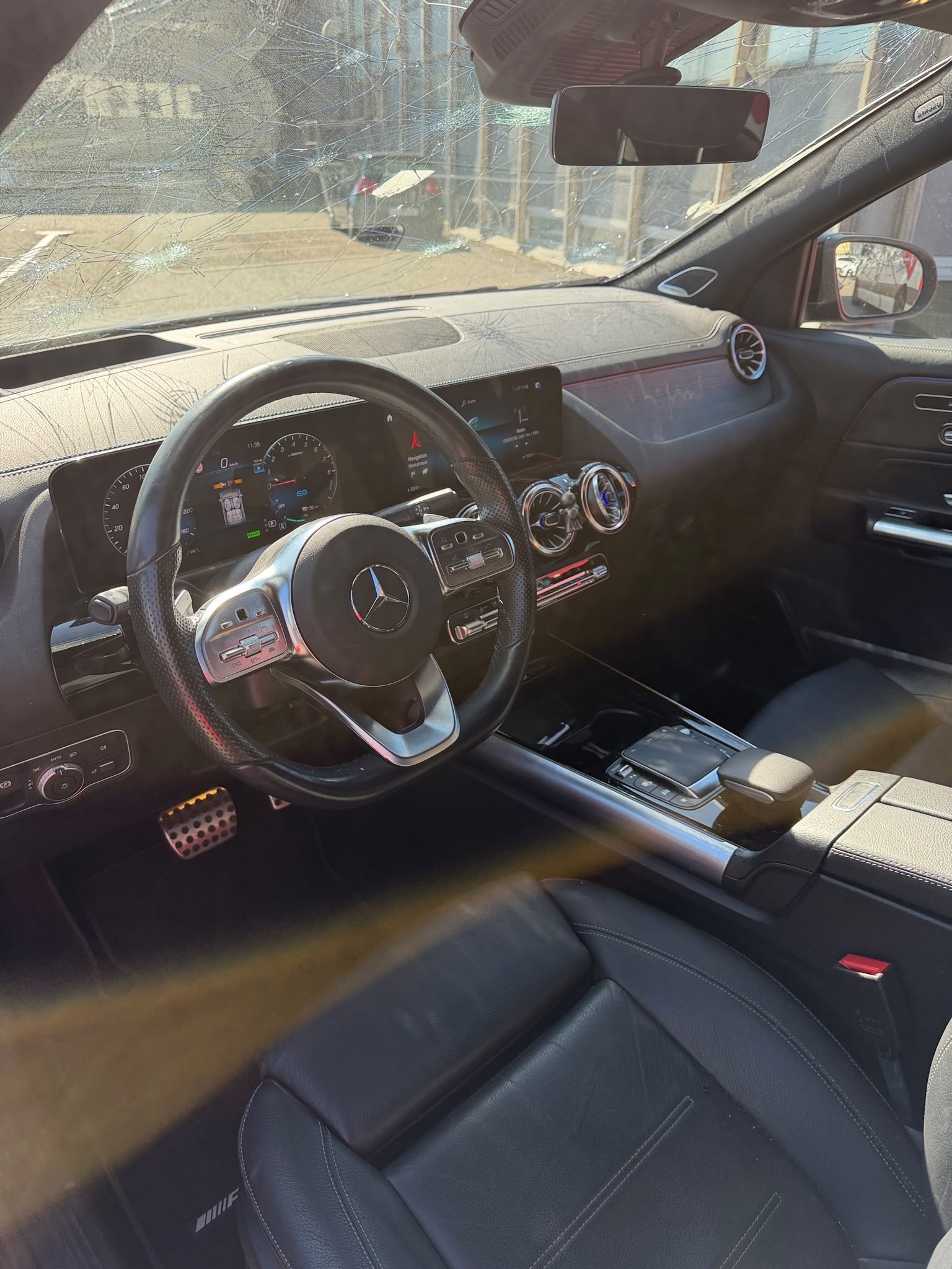 MERCEDES-BENZ GLA 250e AMG Line 8G-DCT-image-10