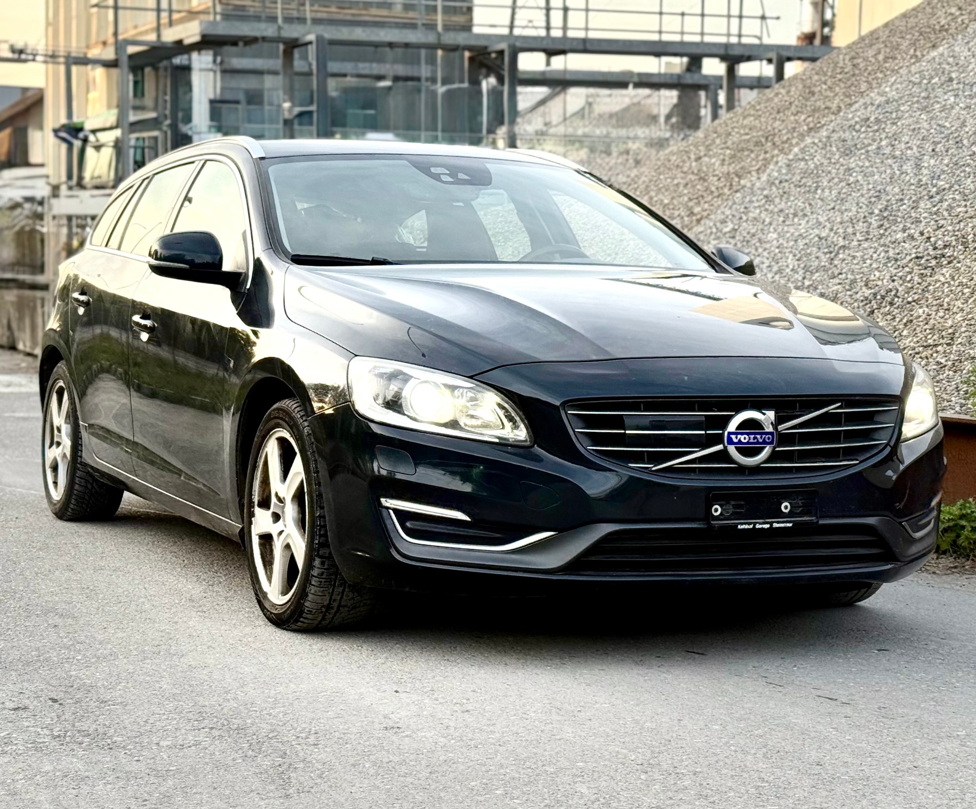 VOLVO V60 D4 Summum Geartronic-image-0
