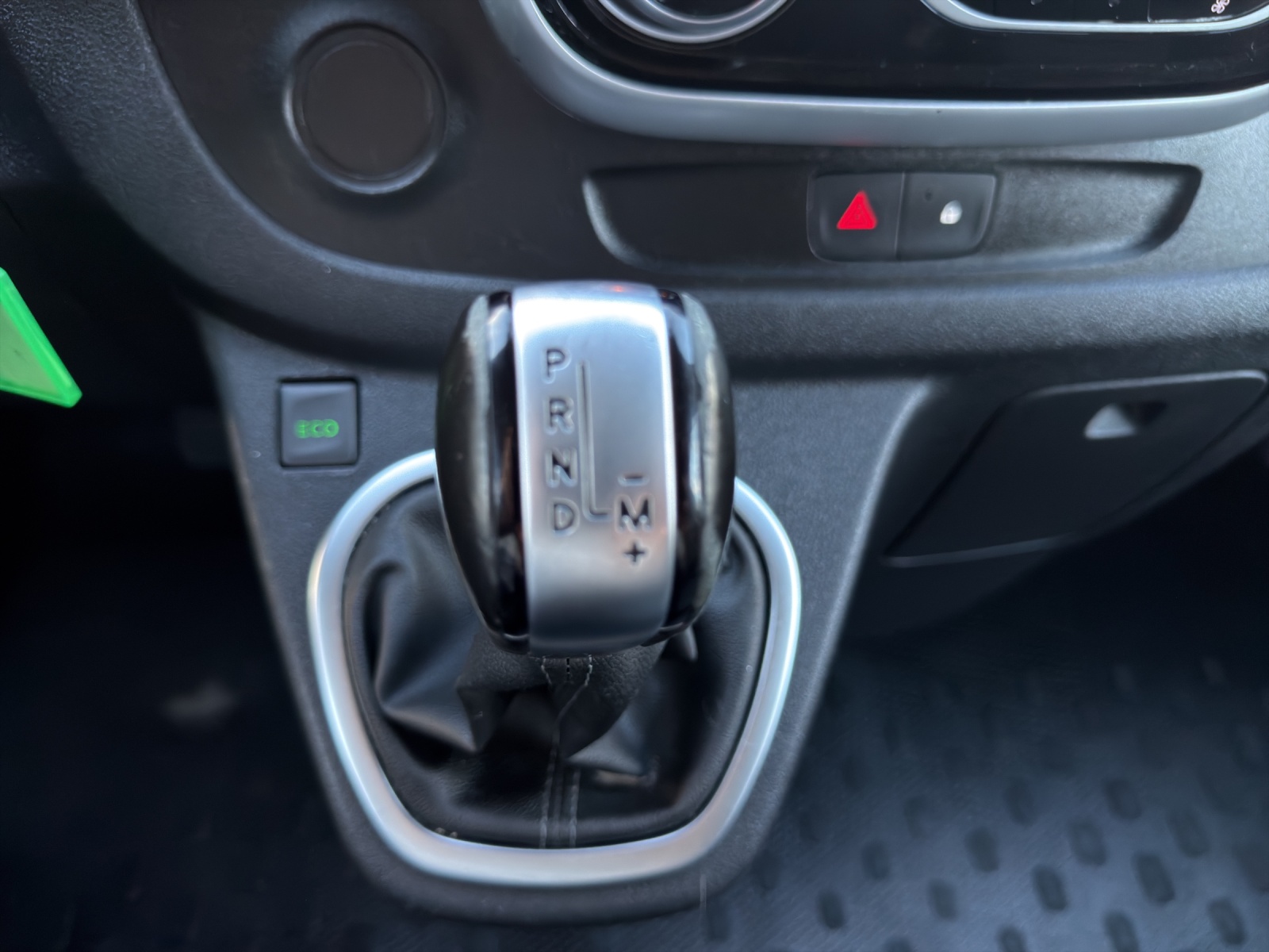 RENAULT Trafic 2.0 ENERGY dCi170 EDC 3.0t Business L2H1 A-image-21