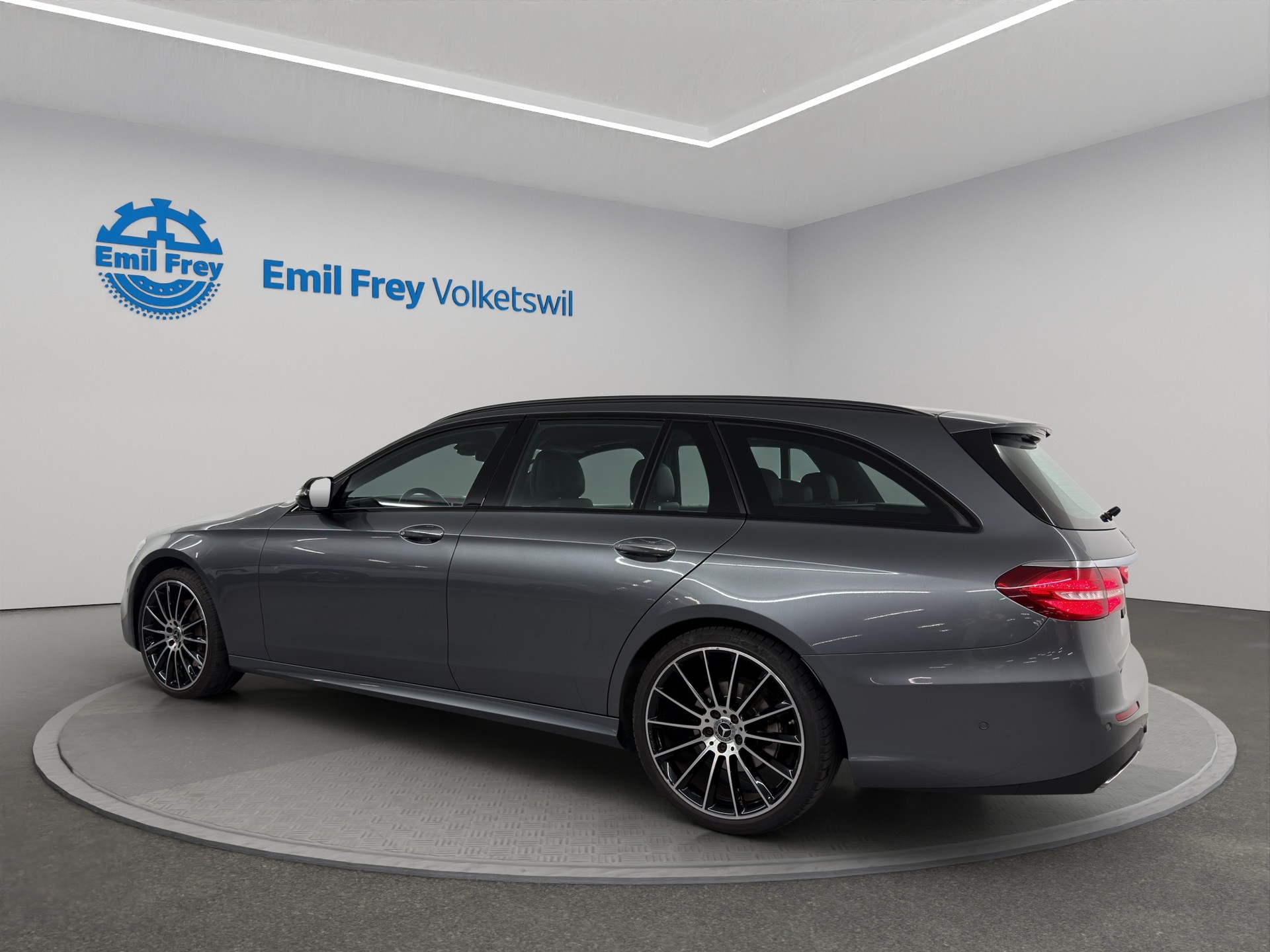MERCEDES-BENZ E-Klasse Kombi E 200 AMG Line 4matic-image-2