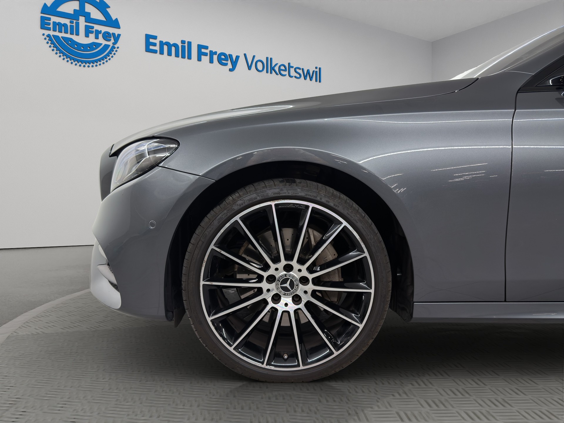 MERCEDES-BENZ E-Klasse Kombi E 200 AMG Line 4matic-image-3
