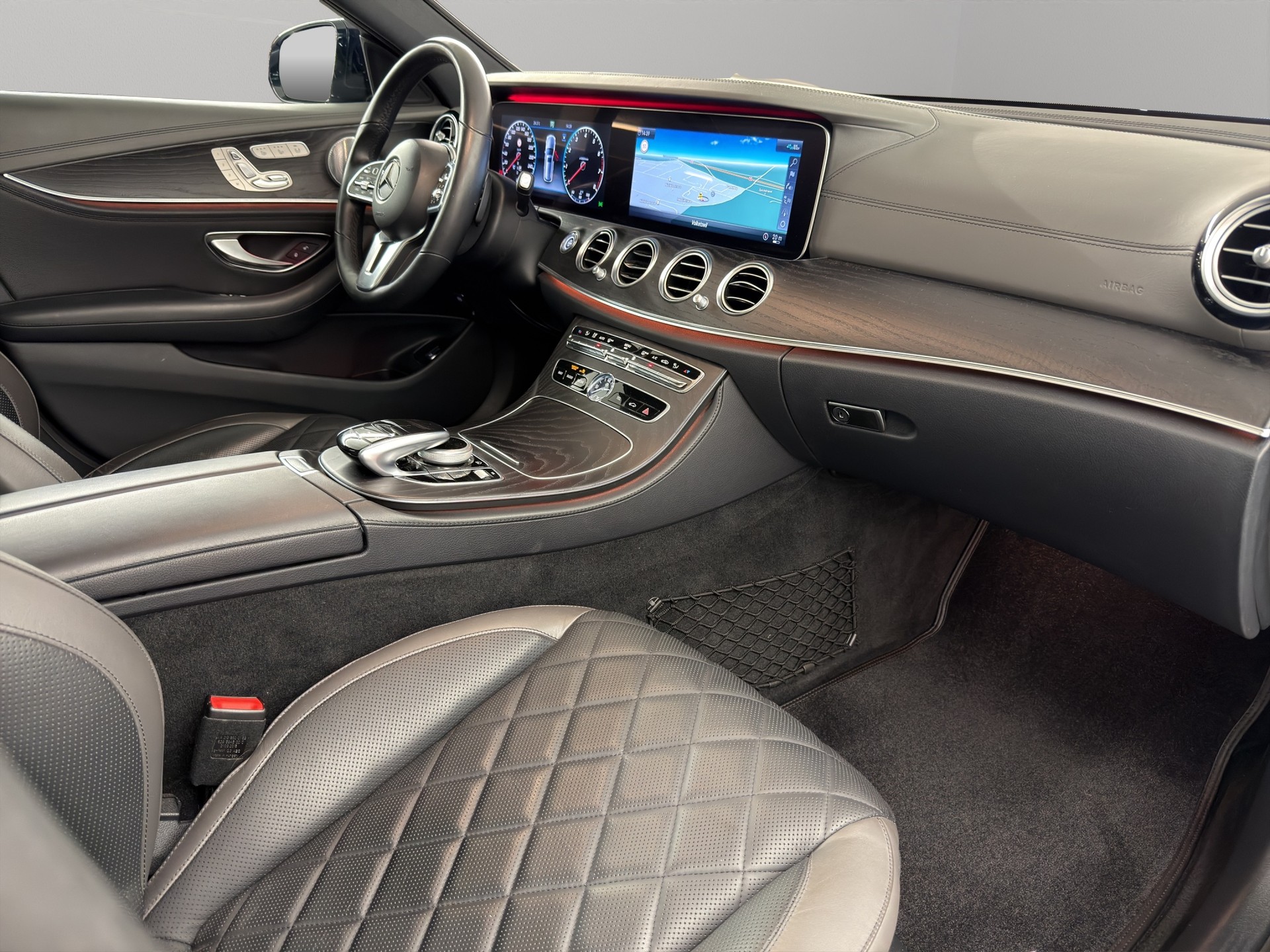 MERCEDES-BENZ E-Klasse Kombi E 200 AMG Line 4matic-image-12