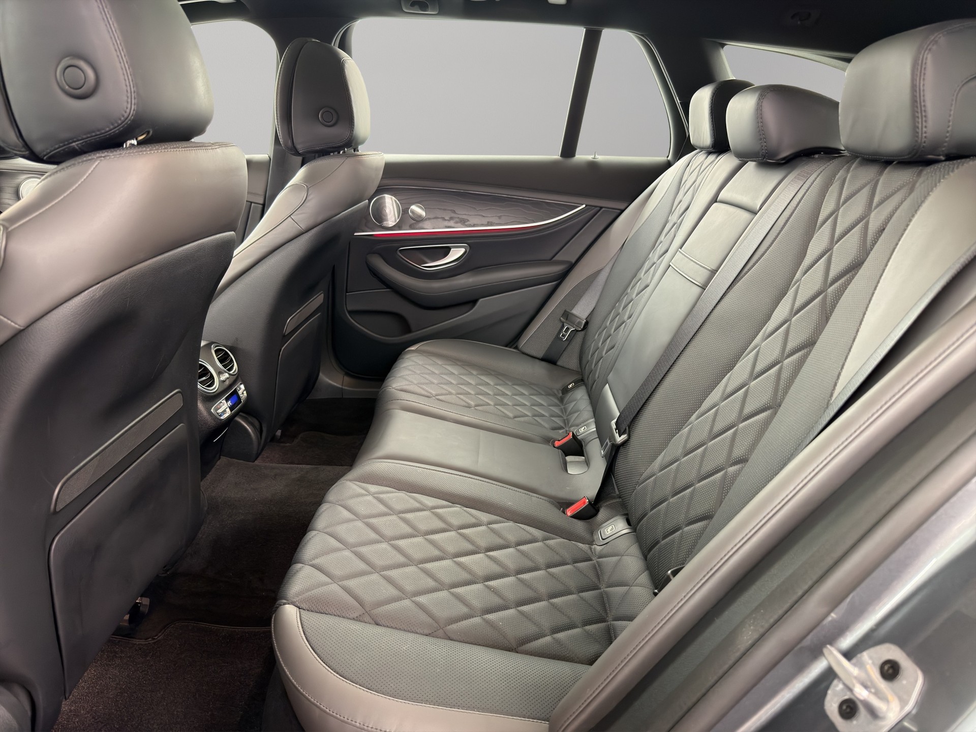 MERCEDES-BENZ E-Klasse Kombi E 200 AMG Line 4matic-image-9