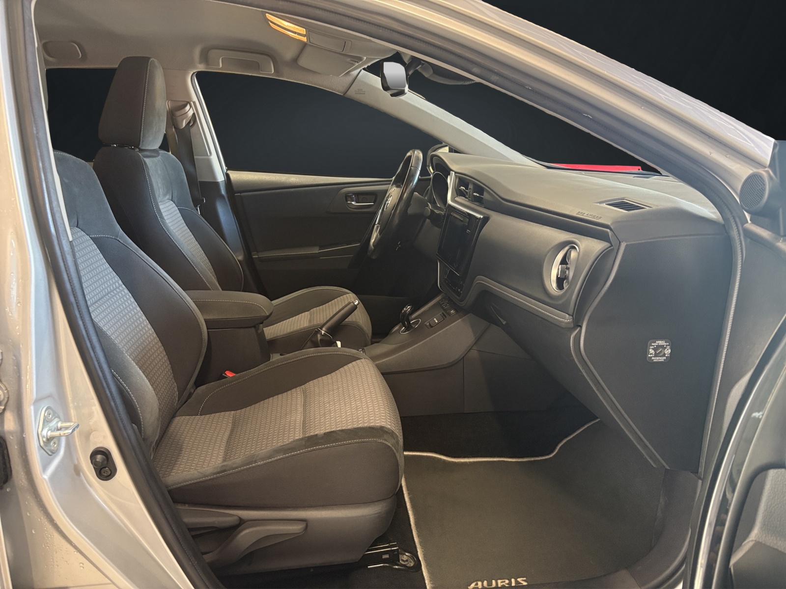 TOYOTA Auris Touring Sports 1.8 HSD Trend e-CVT-image-12