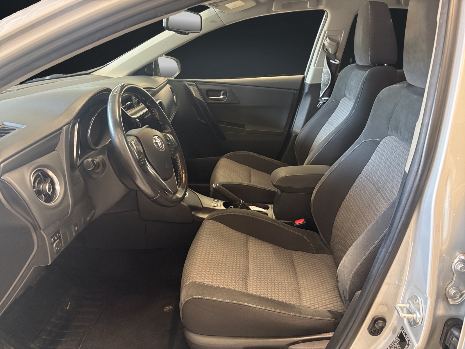 TOYOTA Auris Touring Sports 1.8 HSD Trend e-CVT-image-10