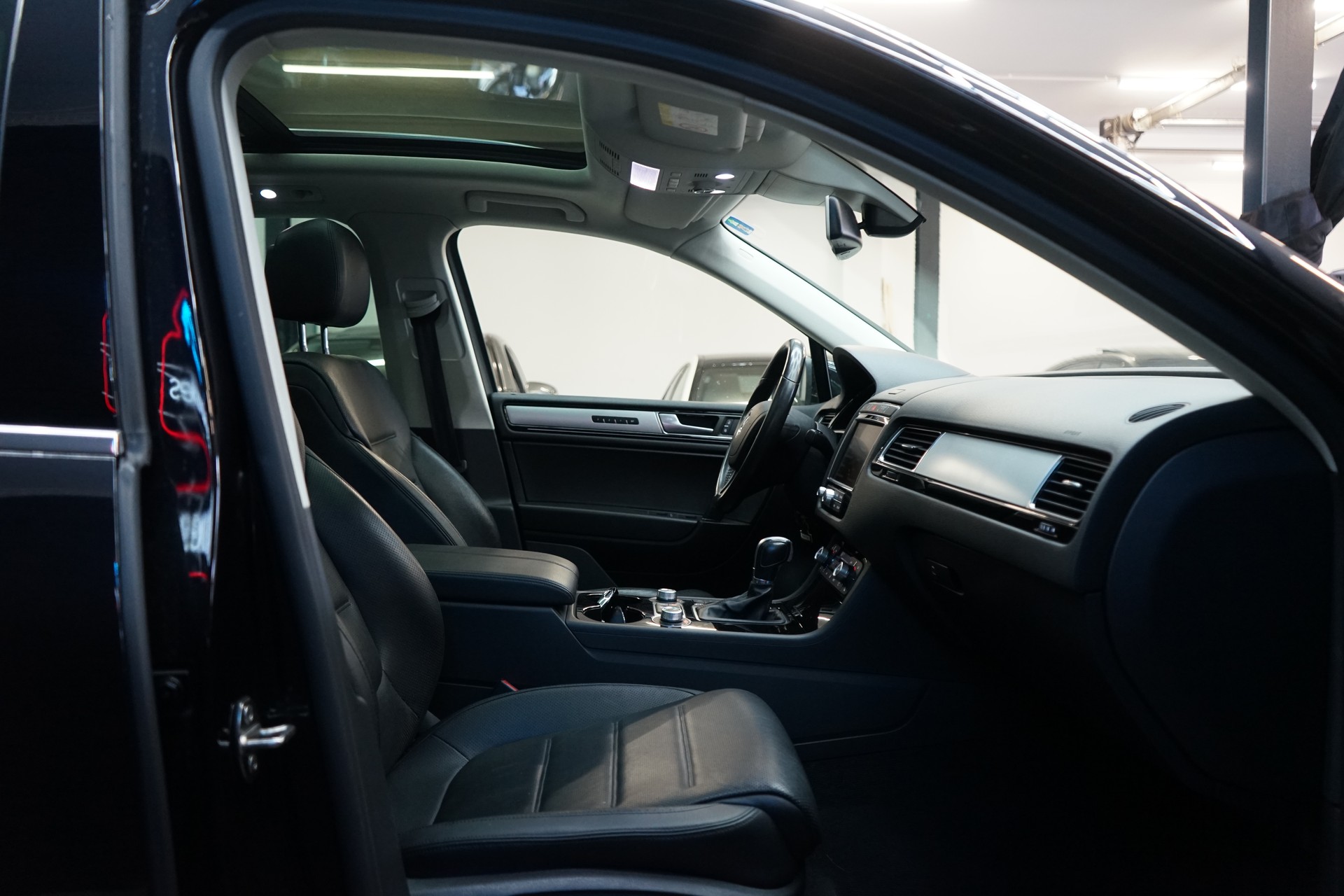 VW Touareg 3.0 TDI BlueMotion Technology Tiptronic-image-5
