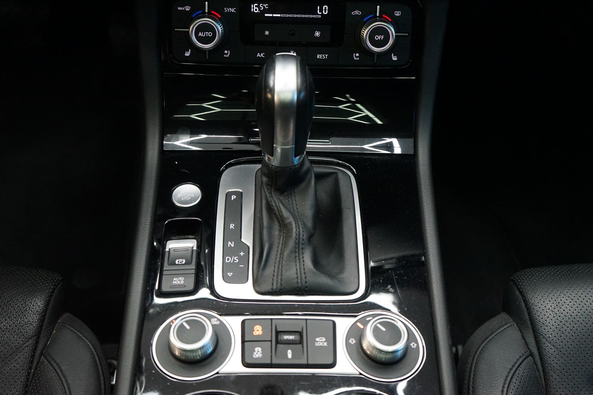 VW Touareg 3.0 TDI BlueMotion Technology Tiptronic-image-12
