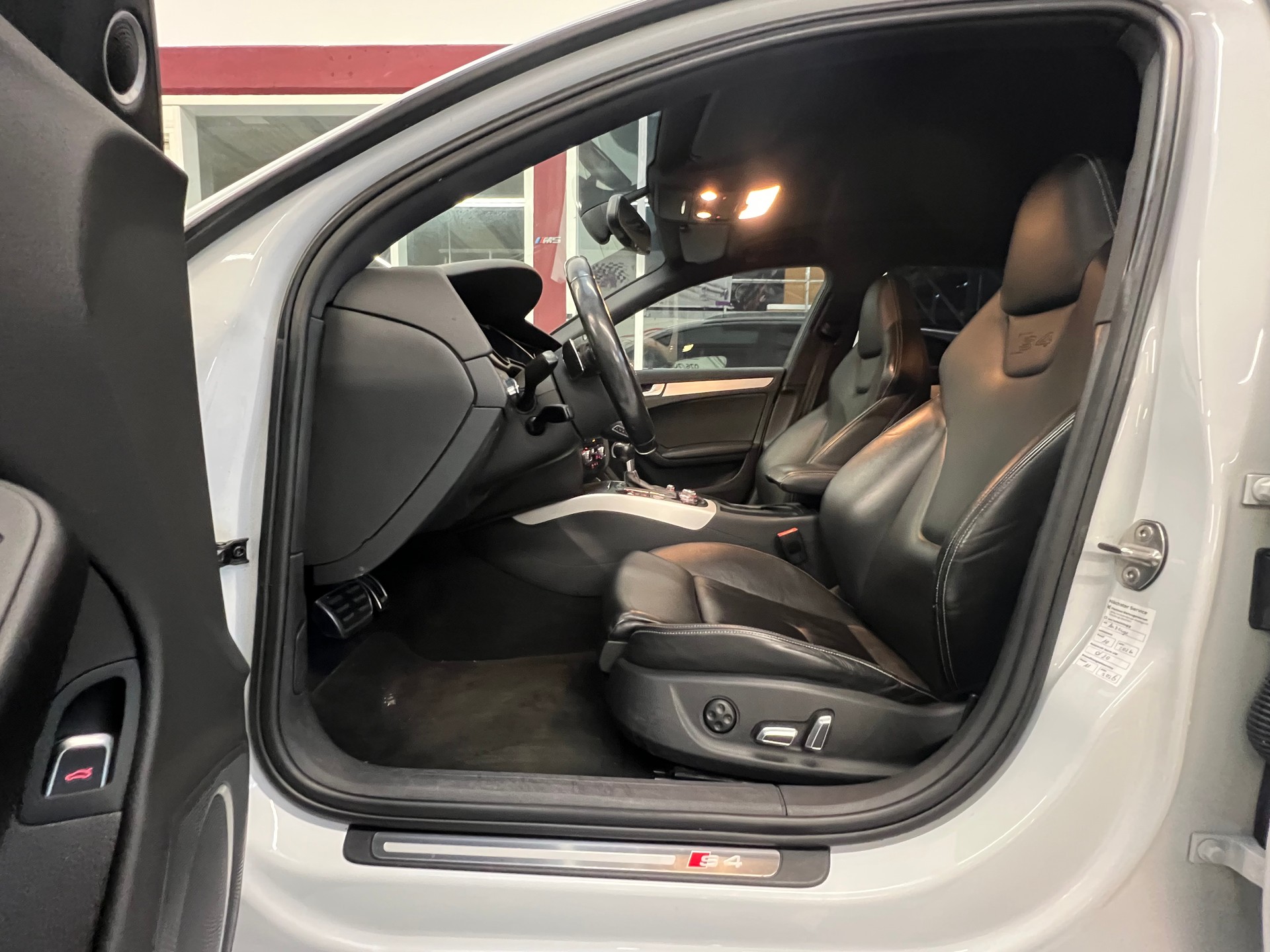 AUDI S4 Avant 3.0 TFSI quattro S-tronic-image-10
