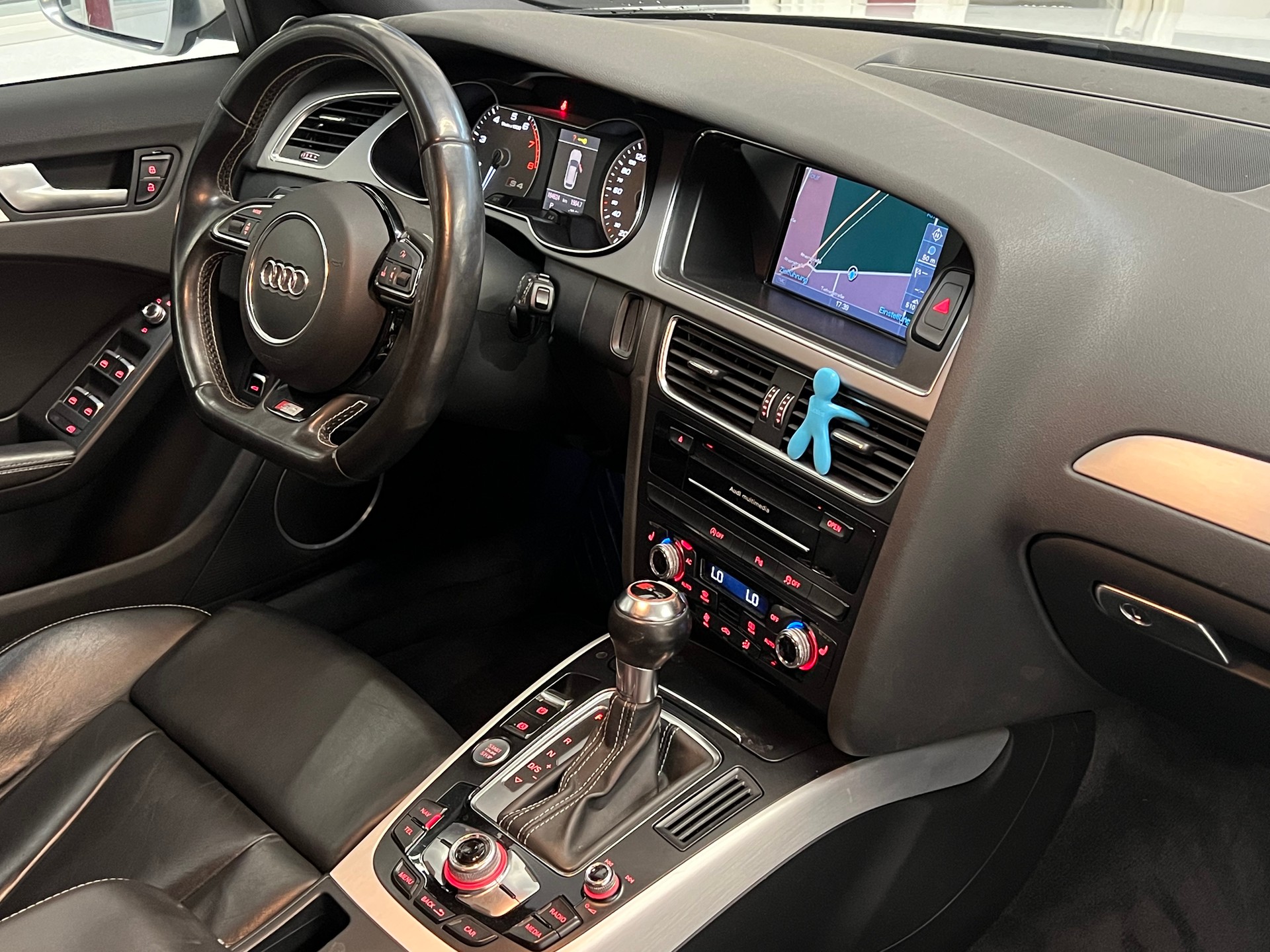 AUDI S4 Avant 3.0 TFSI quattro S-tronic-image-12