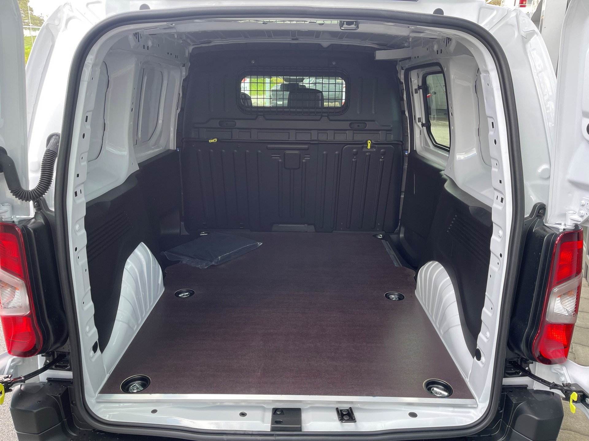 PEUGEOT e-Partner 50kWh Premium-image-8