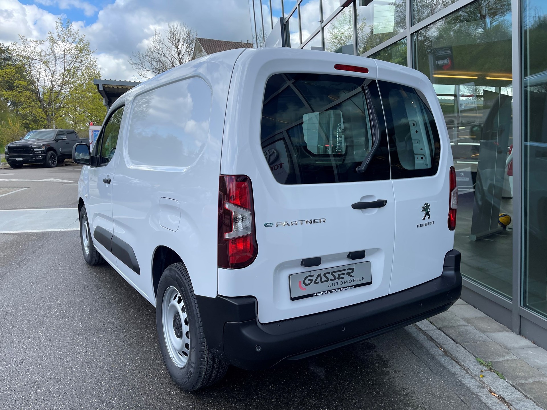 PEUGEOT e-Partner 50kWh Premium-showroom-element-1