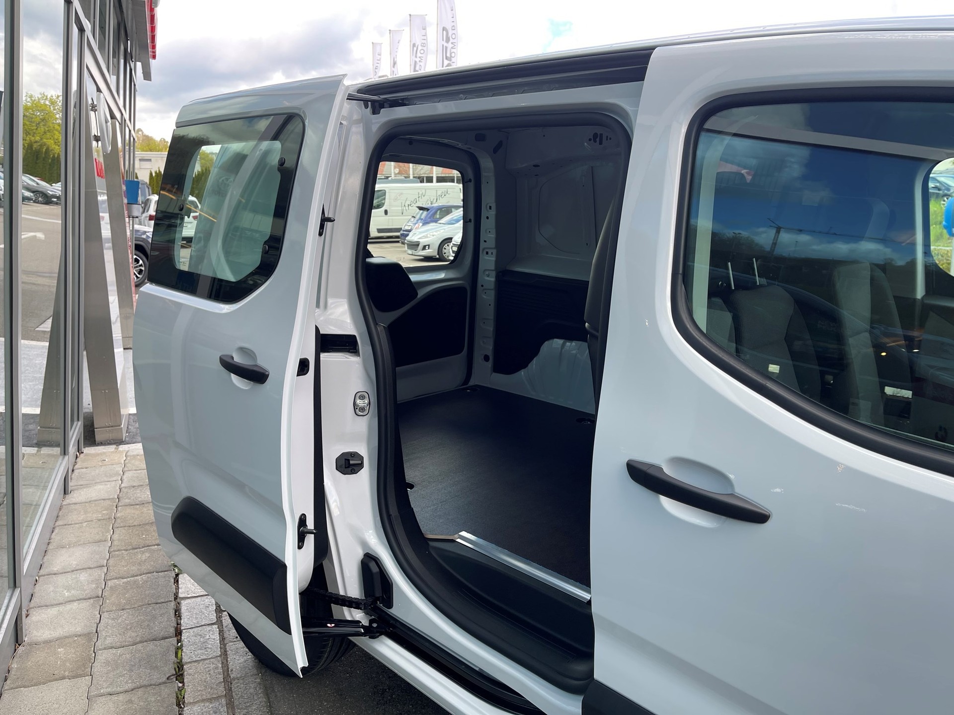 PEUGEOT e-Partner 50kWh Premium-image-9