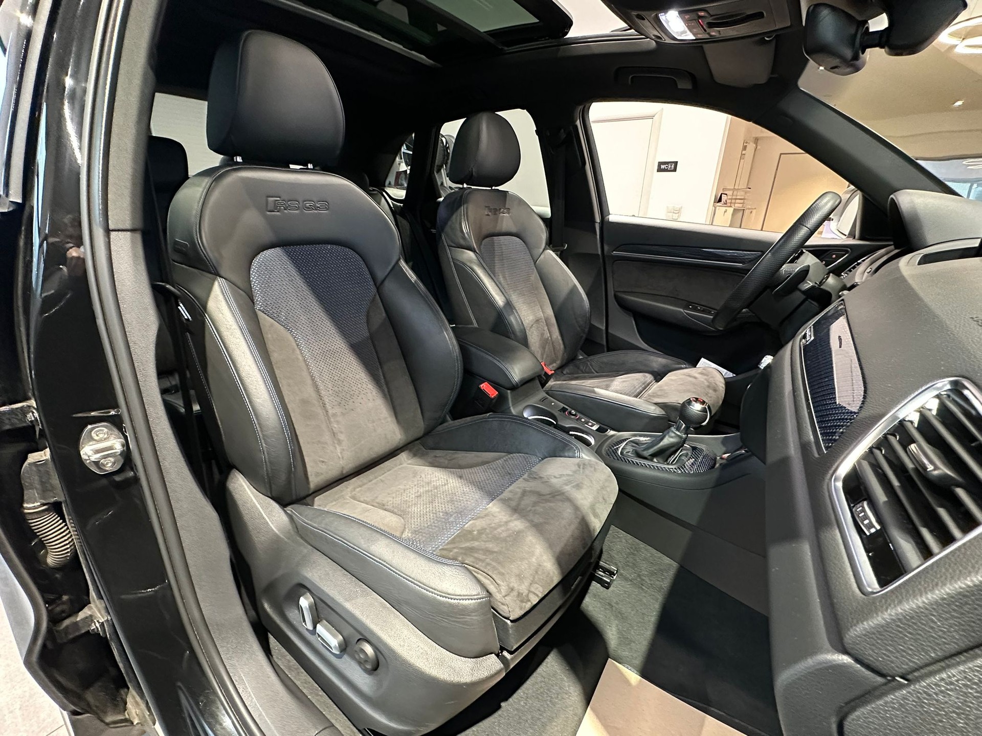 AUDI RS Q3 2.5 TFSI performance quattro S-tronic-image-15