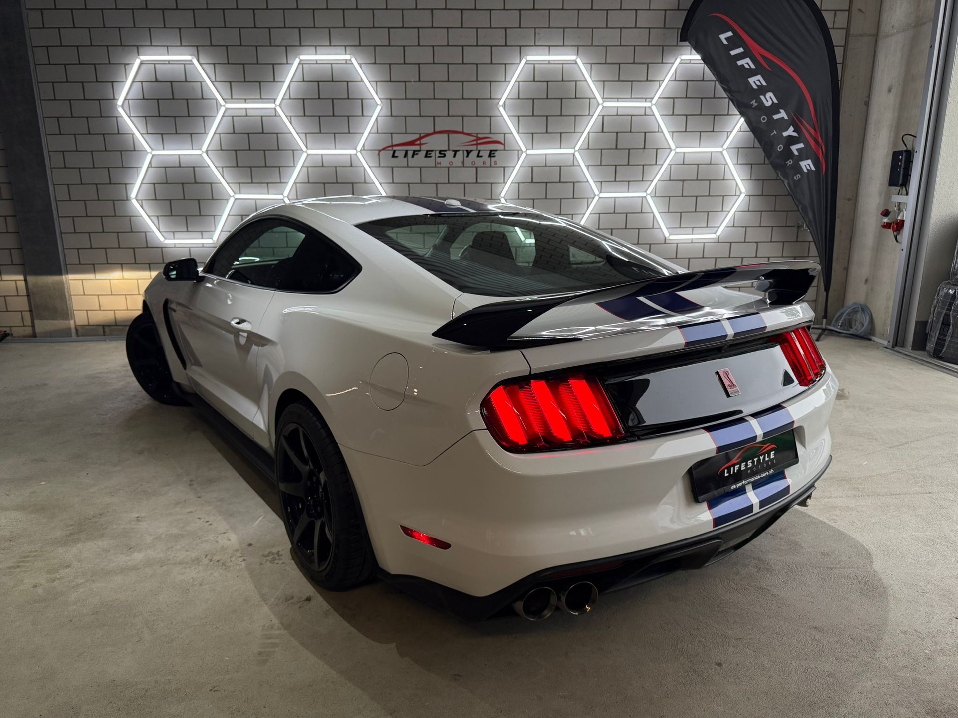 FORD Shelby GT350R-image-2