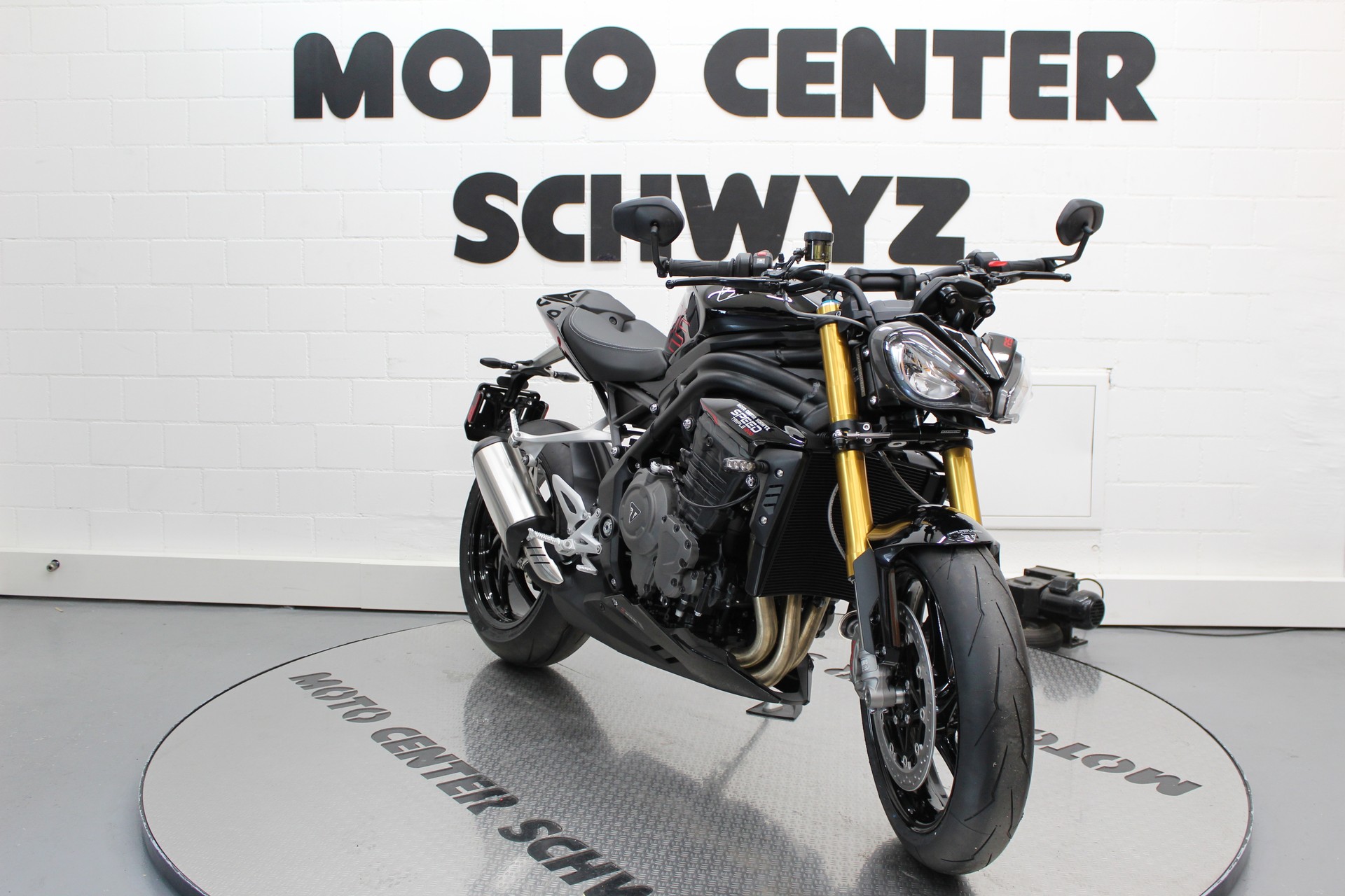 TRIUMPH 1200 RS-showroom-element-1