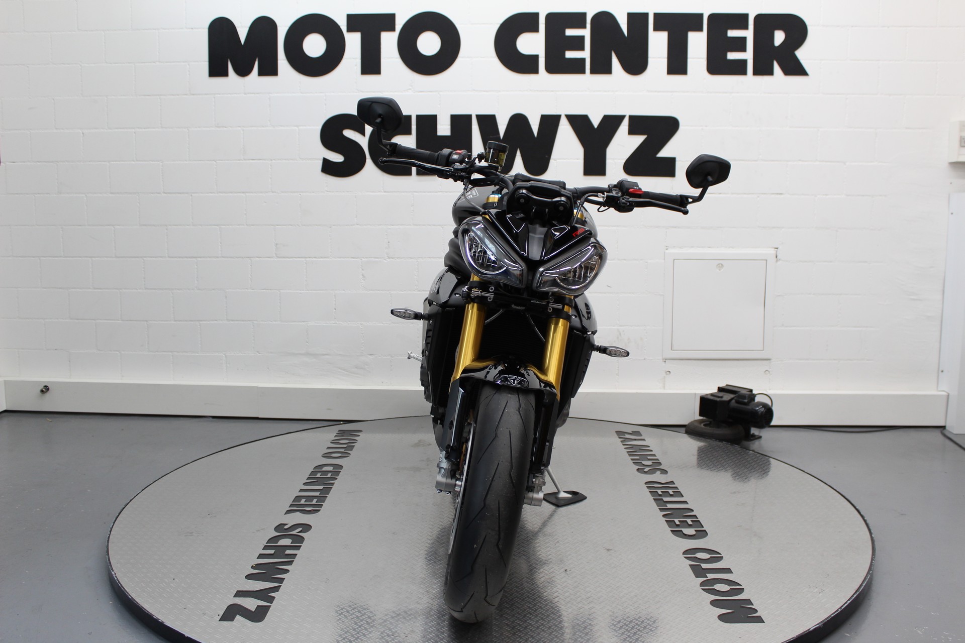 TRIUMPH 1200 RS-showroom-element-2