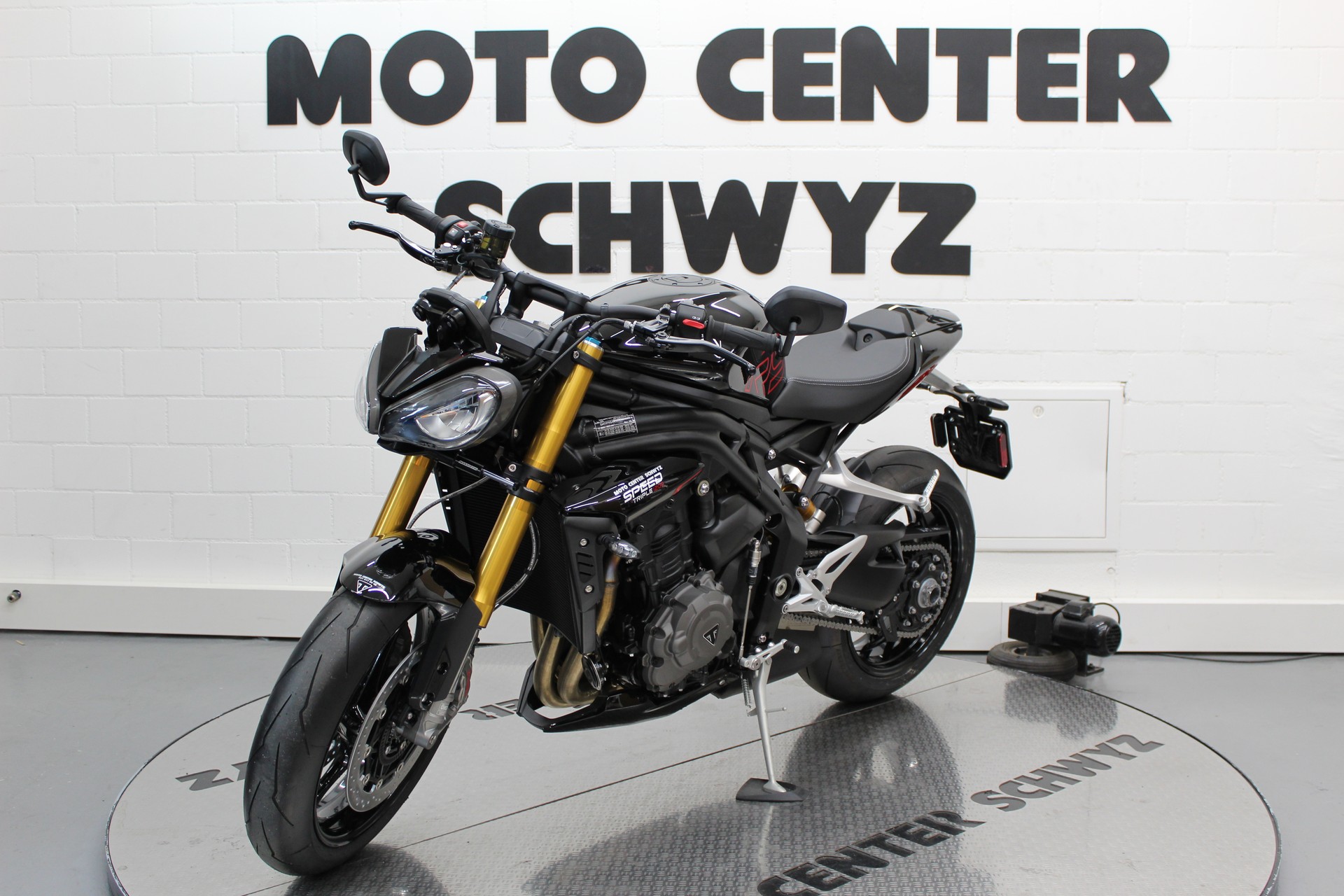 TRIUMPH 1200 RS-showroom-element-3