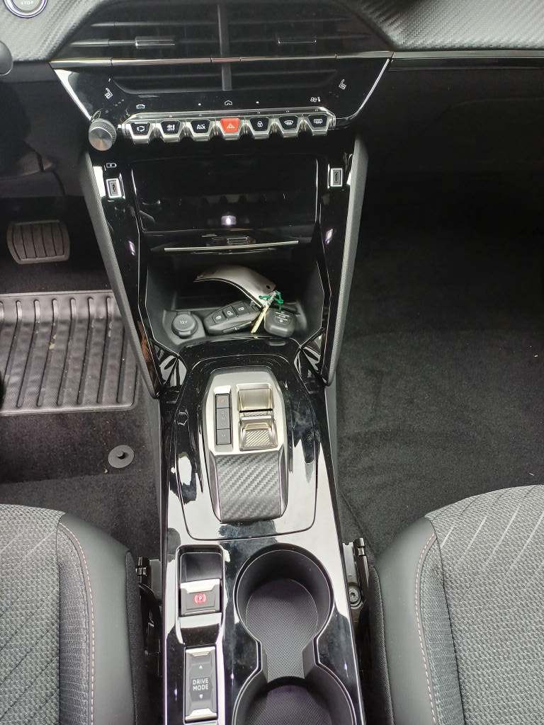 PEUGEOT 2008 1.2 Hybrid Allure Premium-image-6