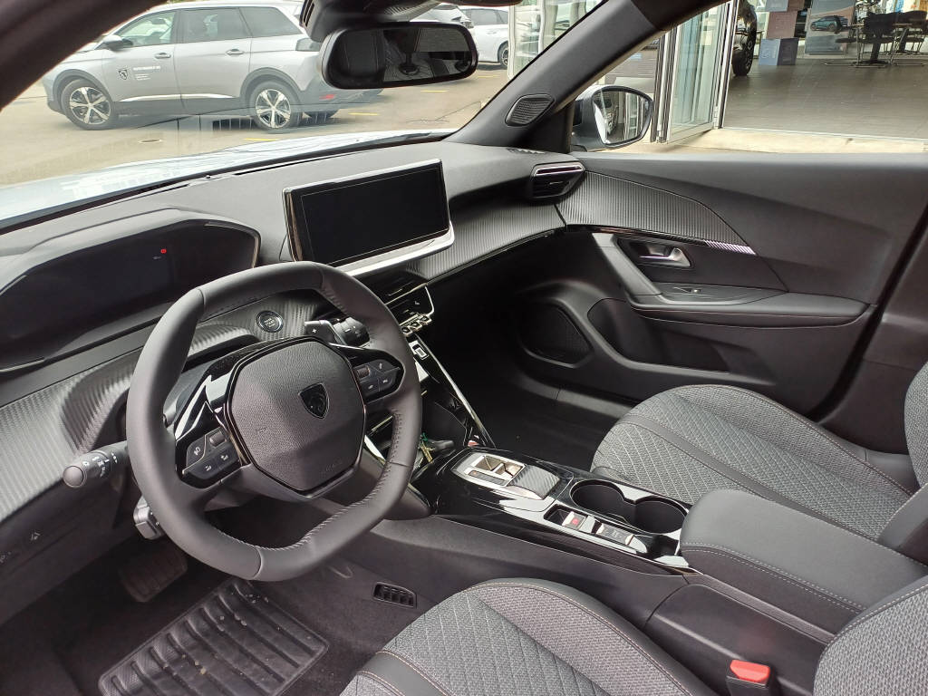 PEUGEOT 2008 1.2 Hybrid Allure Premium-image-5