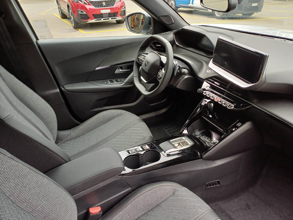 PEUGEOT 2008 1.2 Hybrid Allure Premium-image-7
