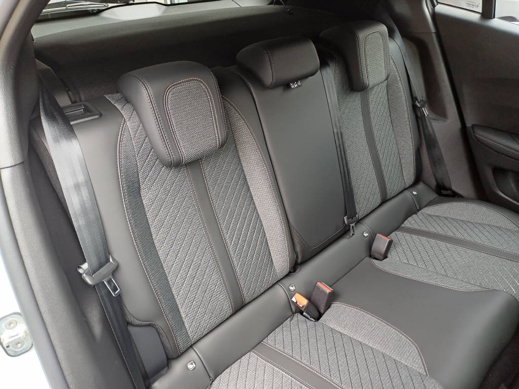 PEUGEOT 2008 1.2 Hybrid Allure Premium-image-9