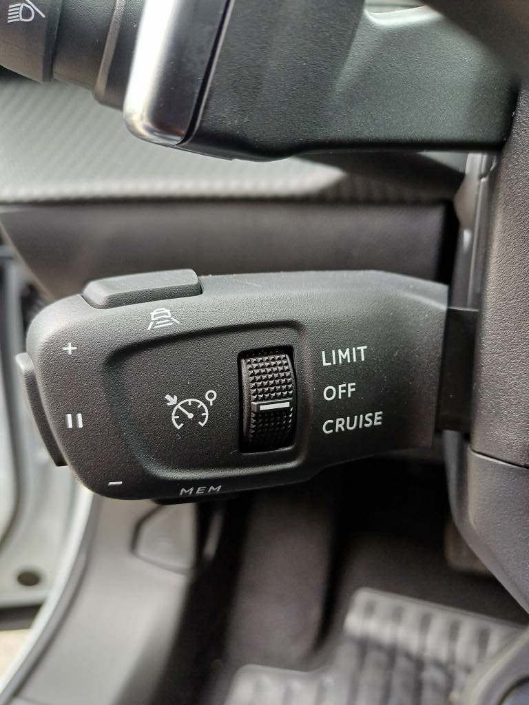 PEUGEOT 2008 1.2 Hybrid Allure Premium-image-8