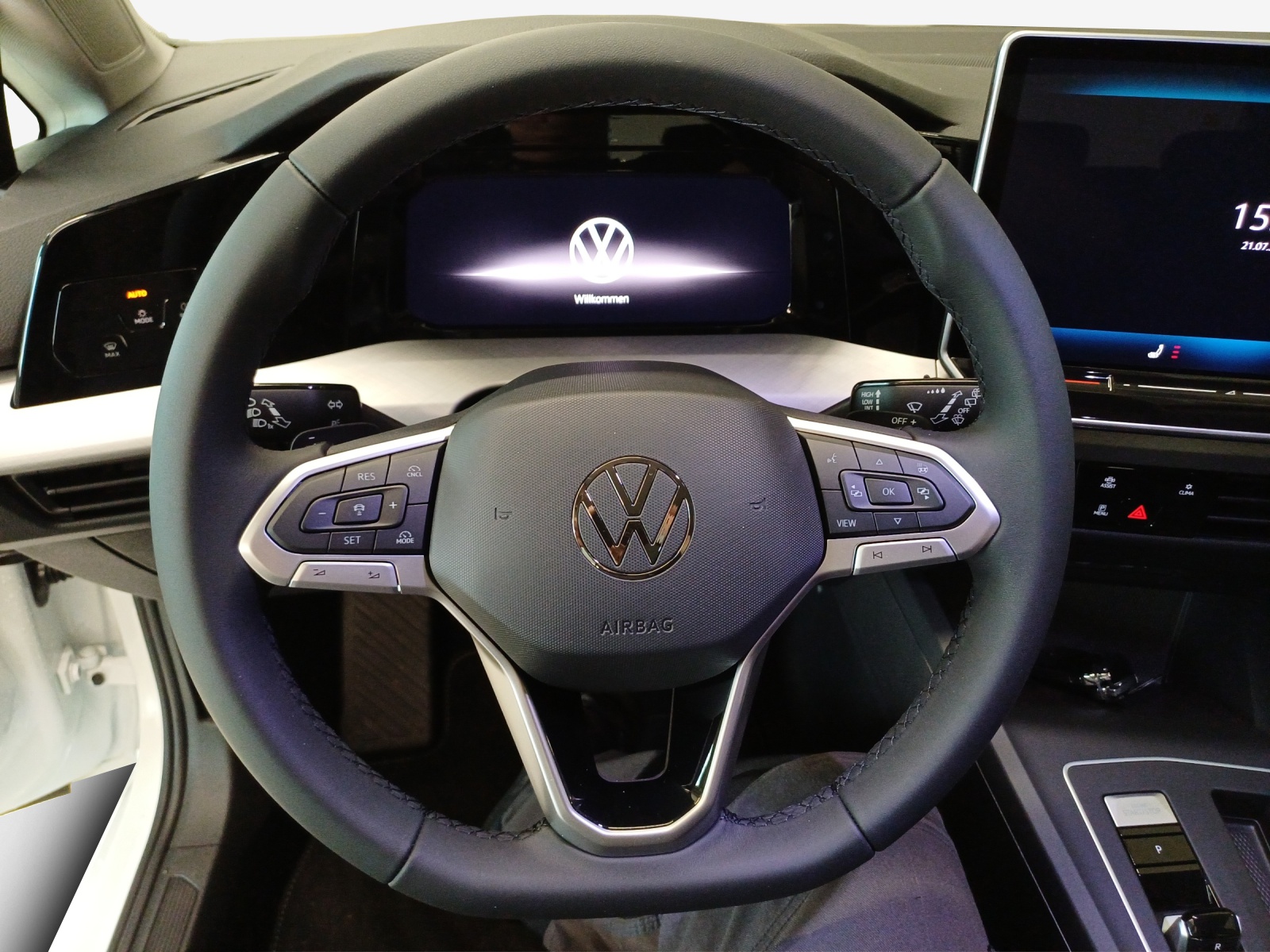 VW Golf 1.5 e TSI mHEV Basis DSG-image-9