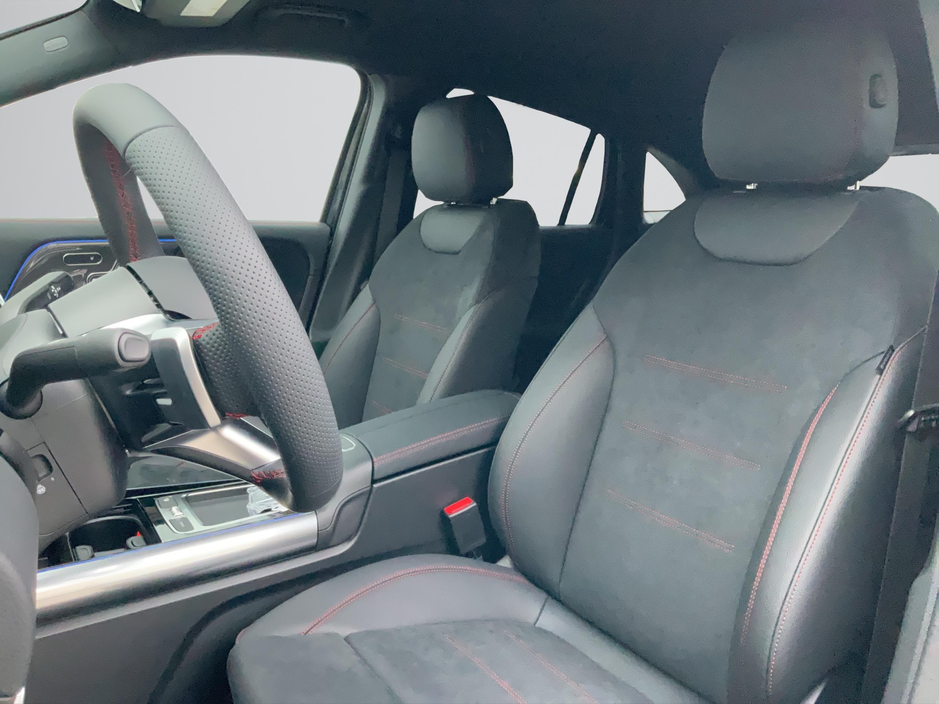 MERCEDES-BENZ GLA 250 4MATIC Swiss Star AMG Line-image-4