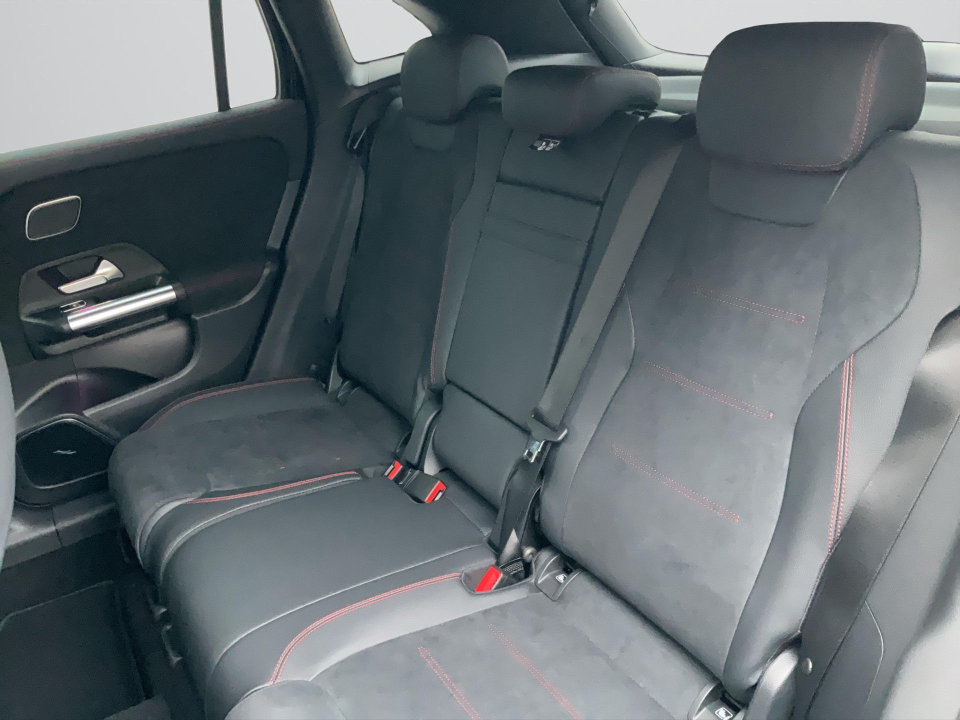 MERCEDES-BENZ GLA 250 4MATIC Swiss Star AMG Line-image-7