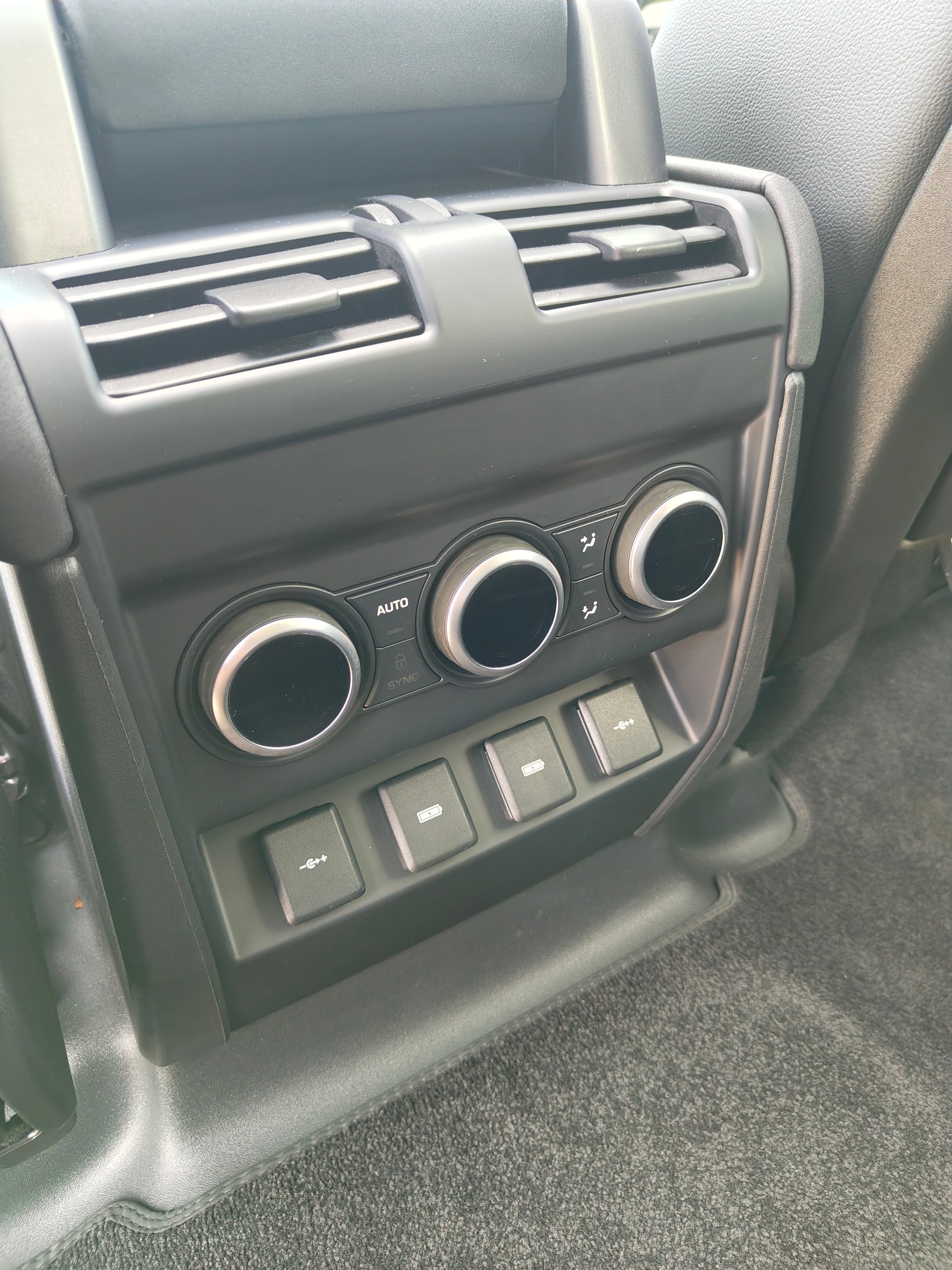 LAND ROVER Defender 110 D240 SD4 First Edition AT8-image-14