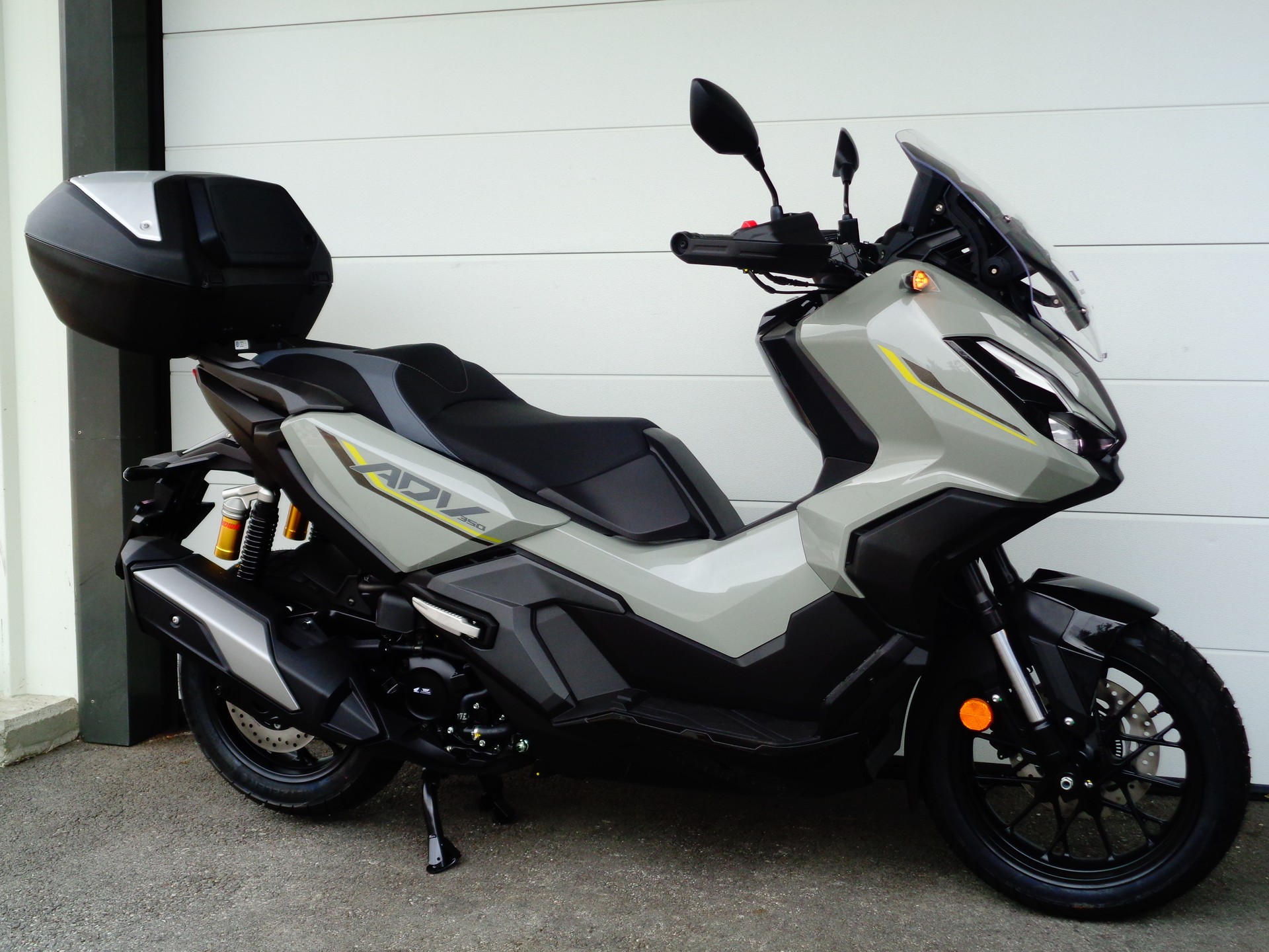 HONDA ADV 350-showroom-element-2