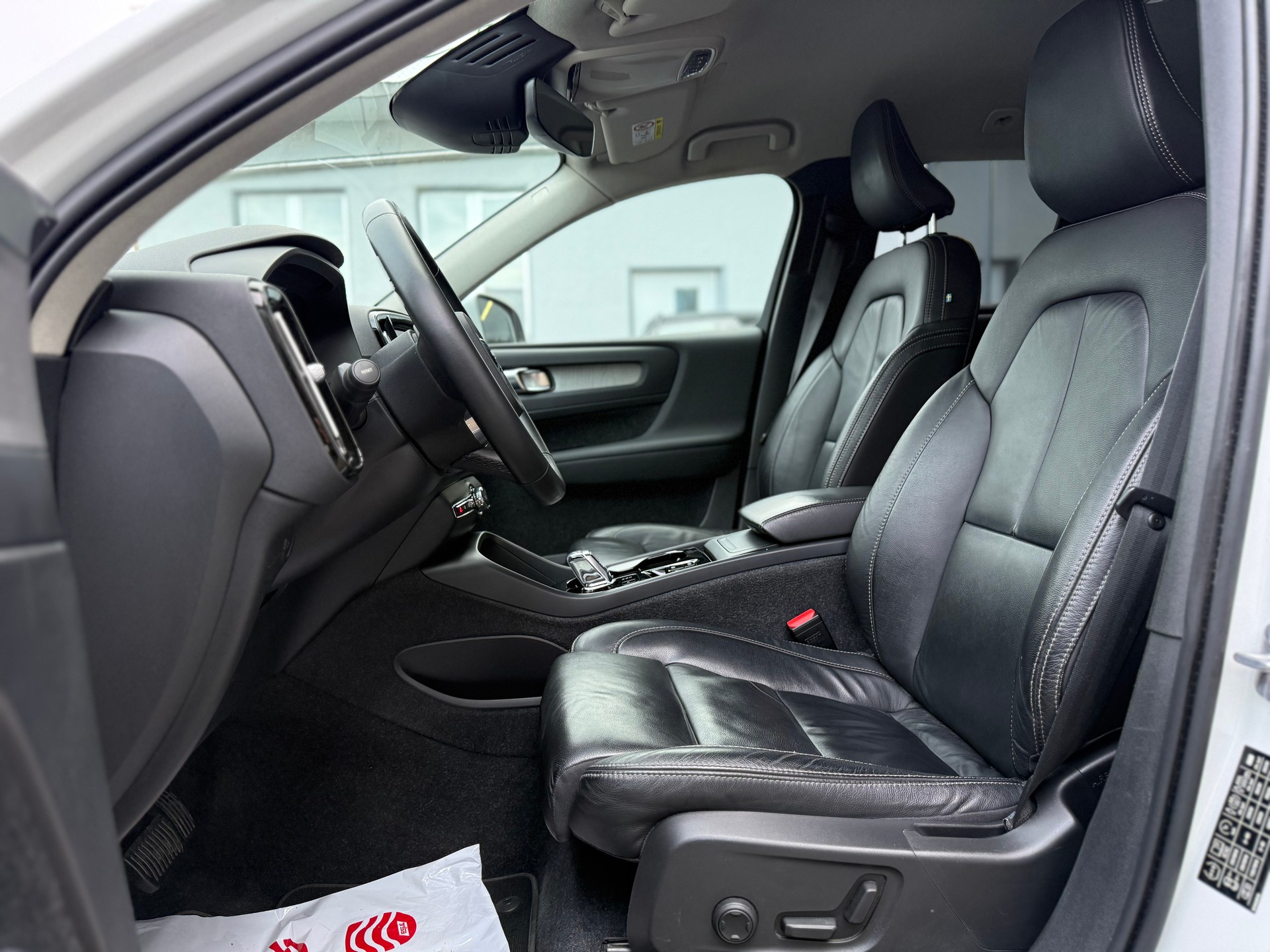 VOLVO XC40 B4 Benzin Mild Hybrid AWD Plus Bright DCT-image-8
