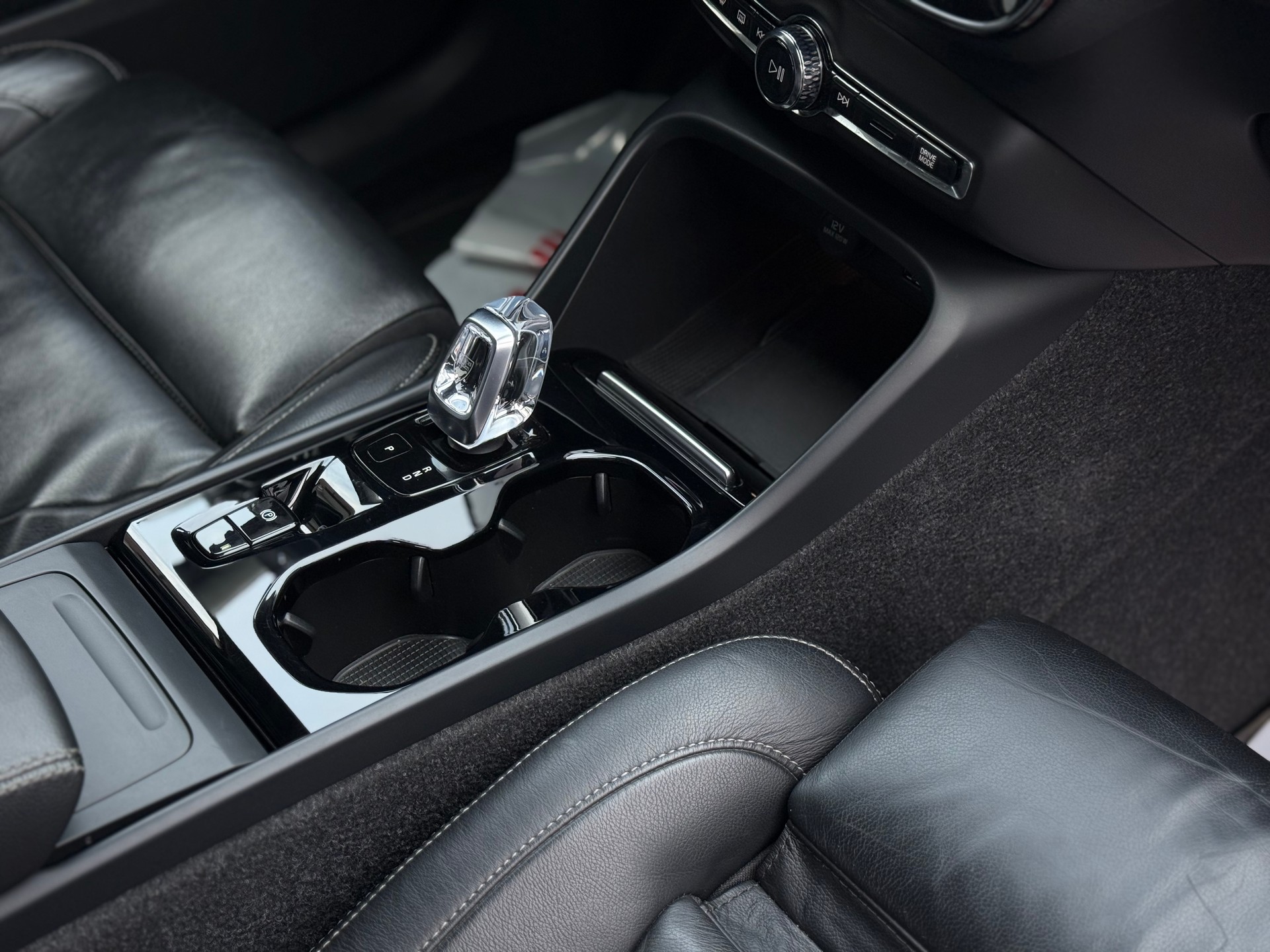 VOLVO XC40 B4 Benzin Mild Hybrid AWD Plus Bright DCT-image-15