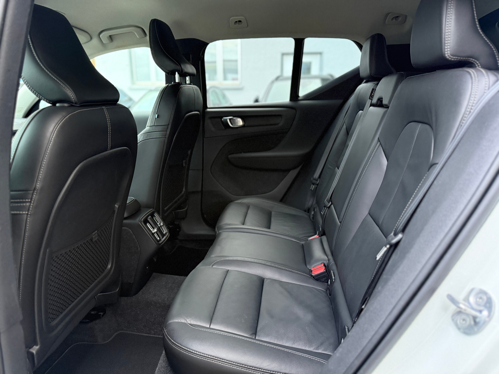 VOLVO XC40 B4 Benzin Mild Hybrid AWD Plus Bright DCT-image-9