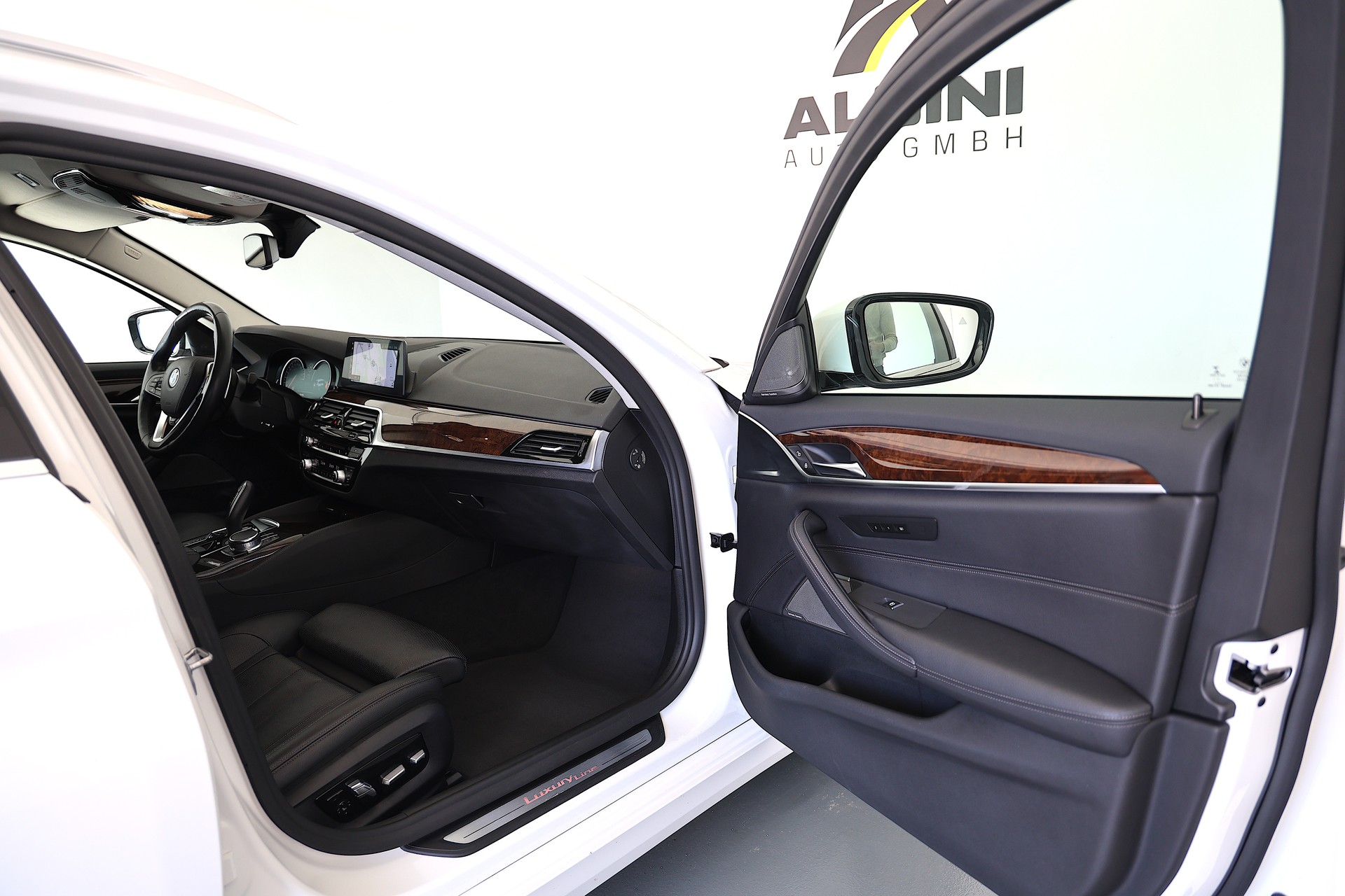 BMW 540i xDrive Touring Luxury Line Steptronic-image-12