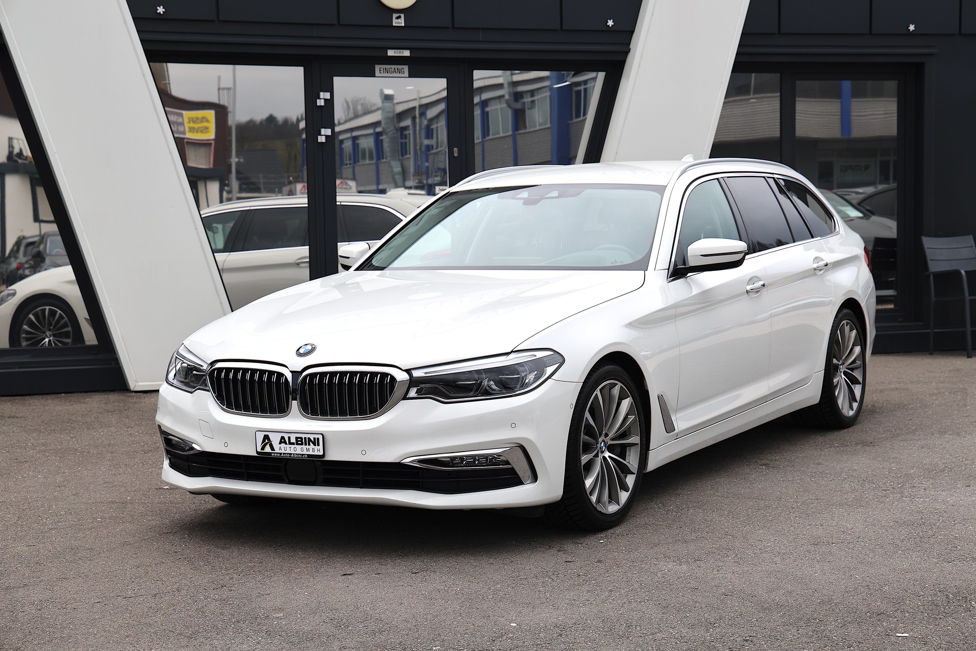 BMW 540i xDrive Touring Luxury Line Steptronic-image-1