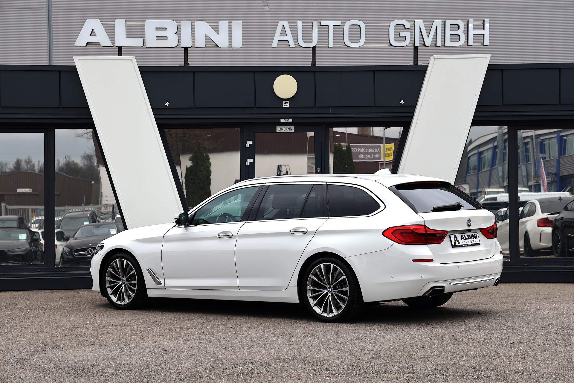 BMW 540i xDrive Touring Luxury Line Steptronic-image-4