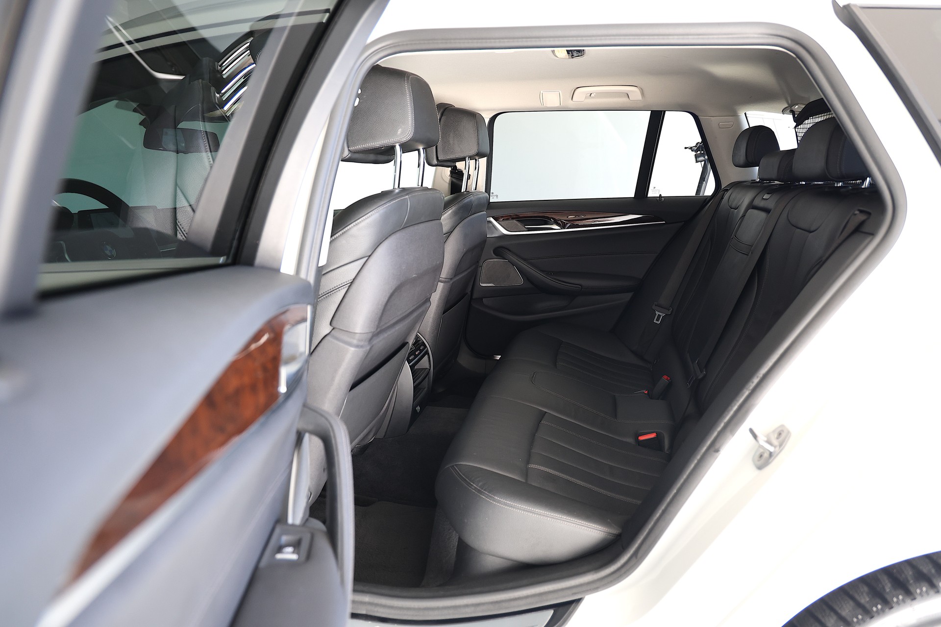 BMW 540i xDrive Touring Luxury Line Steptronic-image-16